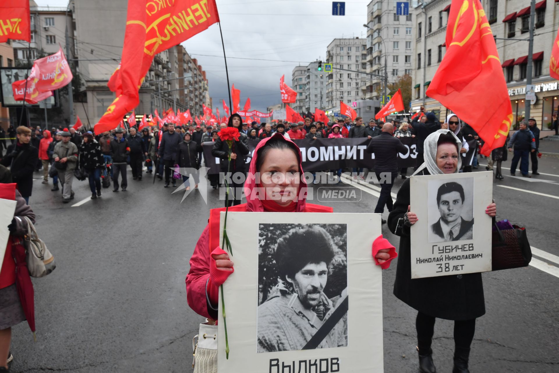 Москва.  Участники траурного шествия в память о трагических событиях в Москве в октябре 1993 года.