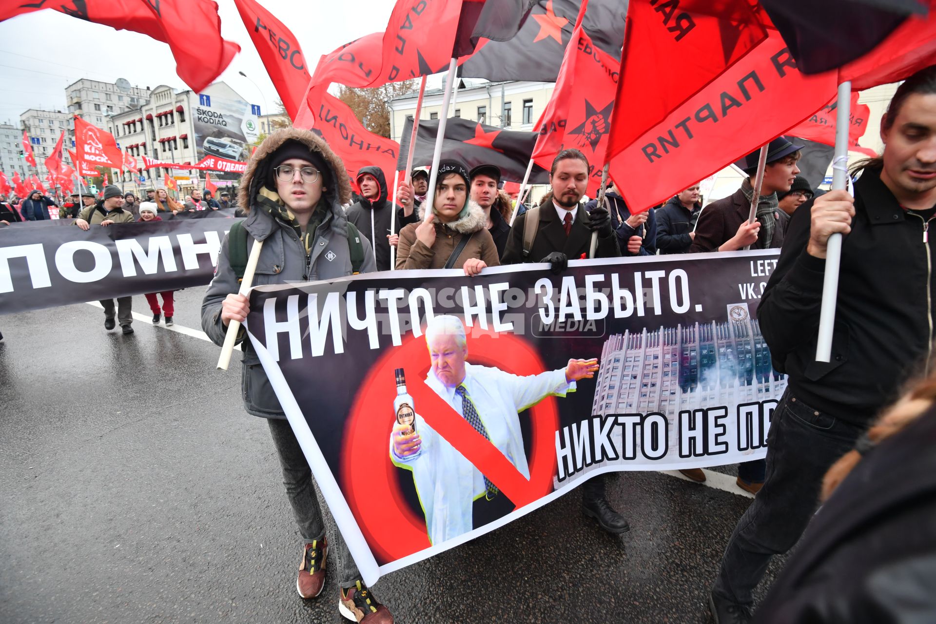 Москва.  Участники траурного шествия в память о трагических событиях в Москве в октябре 1993 года.