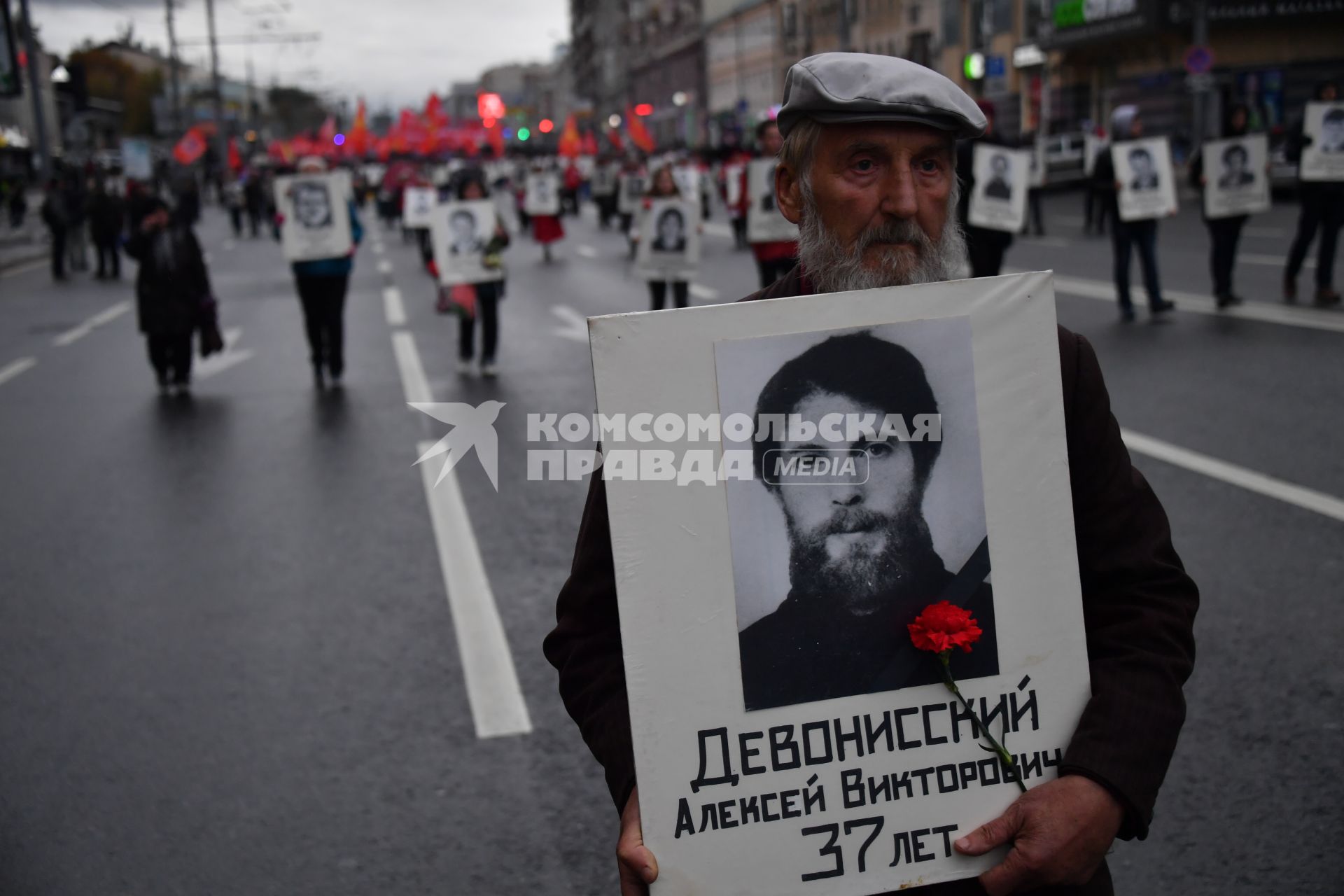 Москва.  Участники траурного шествия в память о трагических событиях в Москве в октябре 1993 года.