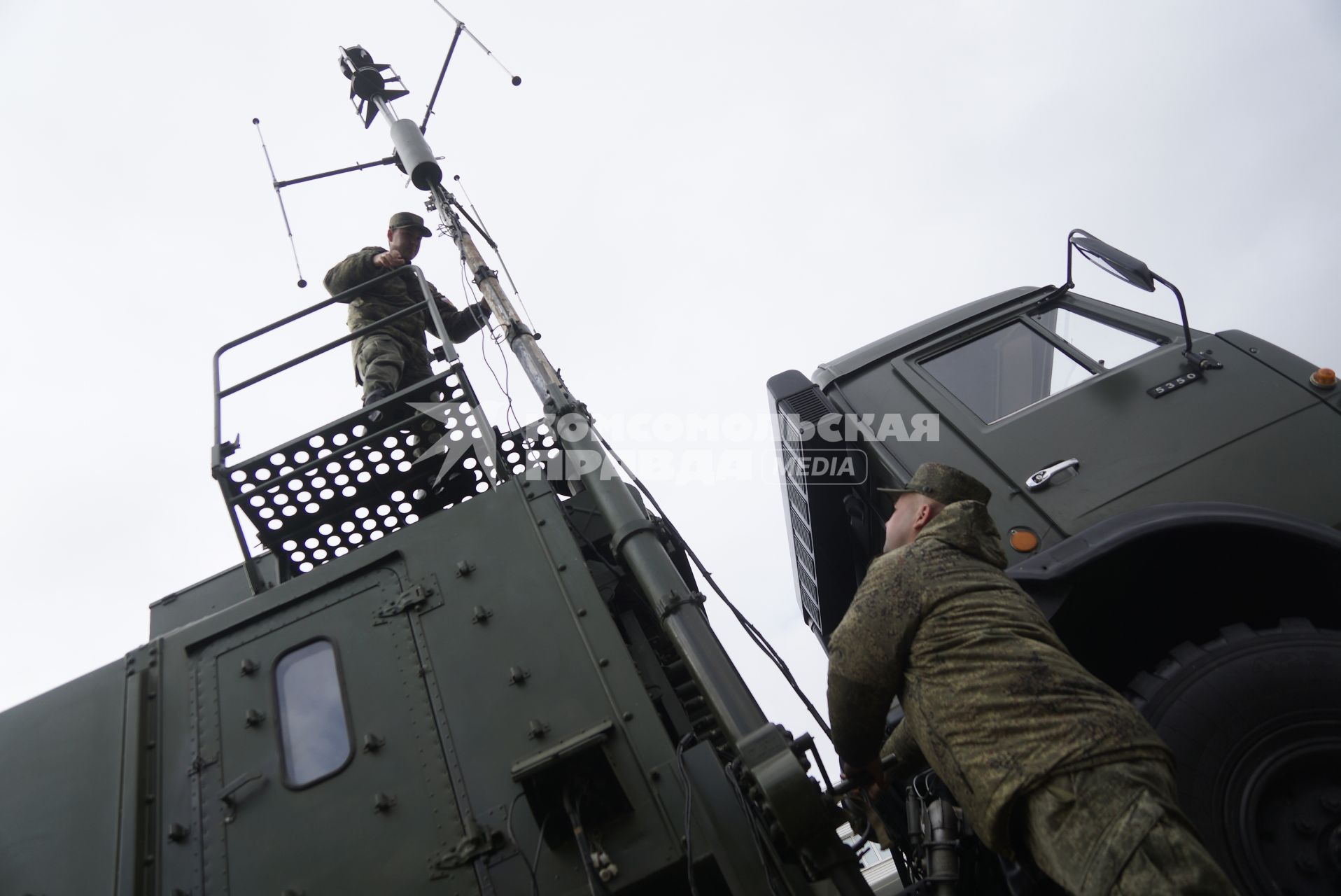 Екатеринбург. Военнослужащие-контактники разворачивают систему РЭБ (радио-электронная борьба)