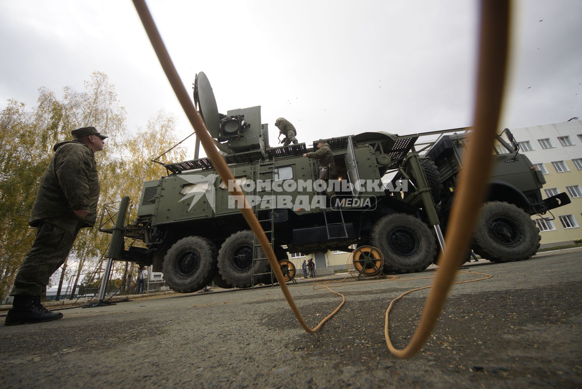 Екатеринбург. Военнослужащие-контактники разворачивают систему РЭБ (радио-электронная борьба)