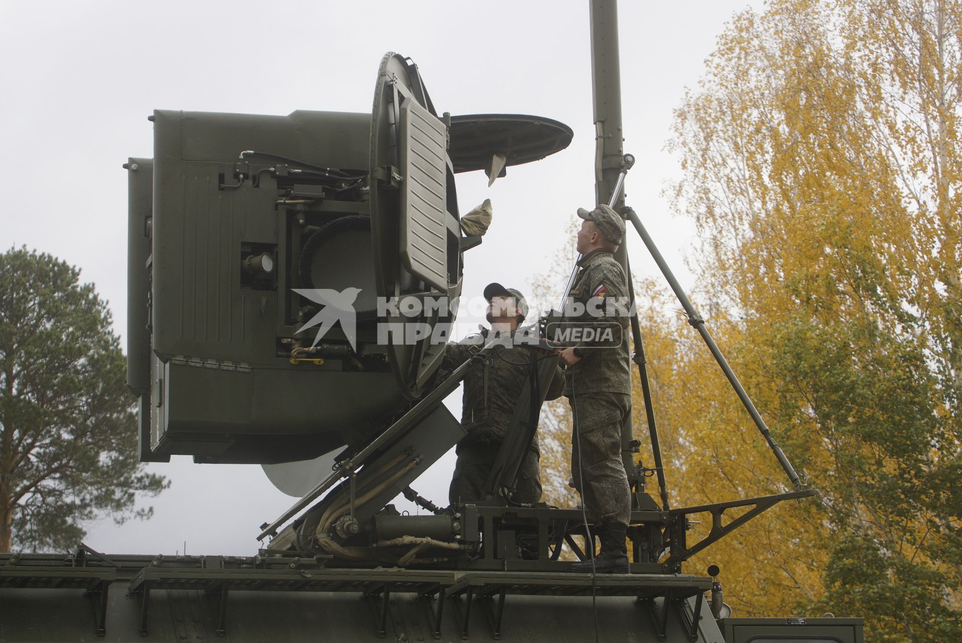 Екатеринбург. Военнослужащие-контактники разворачивают систему РЭБ (радио-электронная борьба)