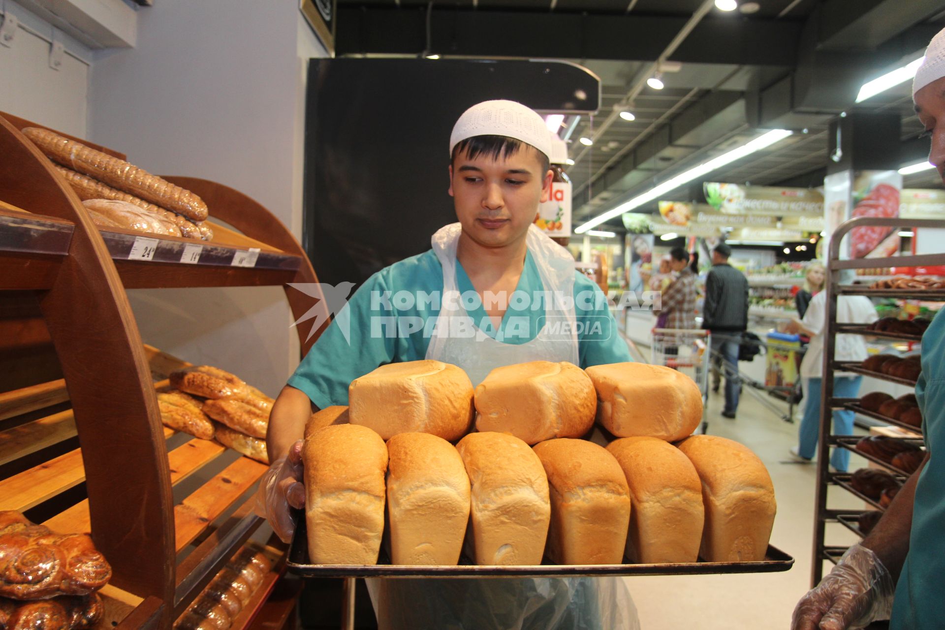 Иркутск.  Свежевыпеченный хлеб в супермаркете.