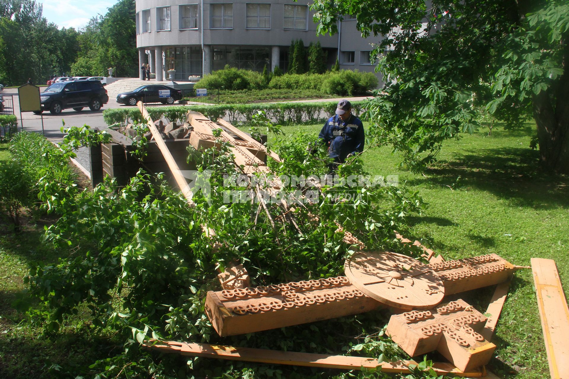 Нижний Новгород. Деревянный крест, упавший во время урагана.