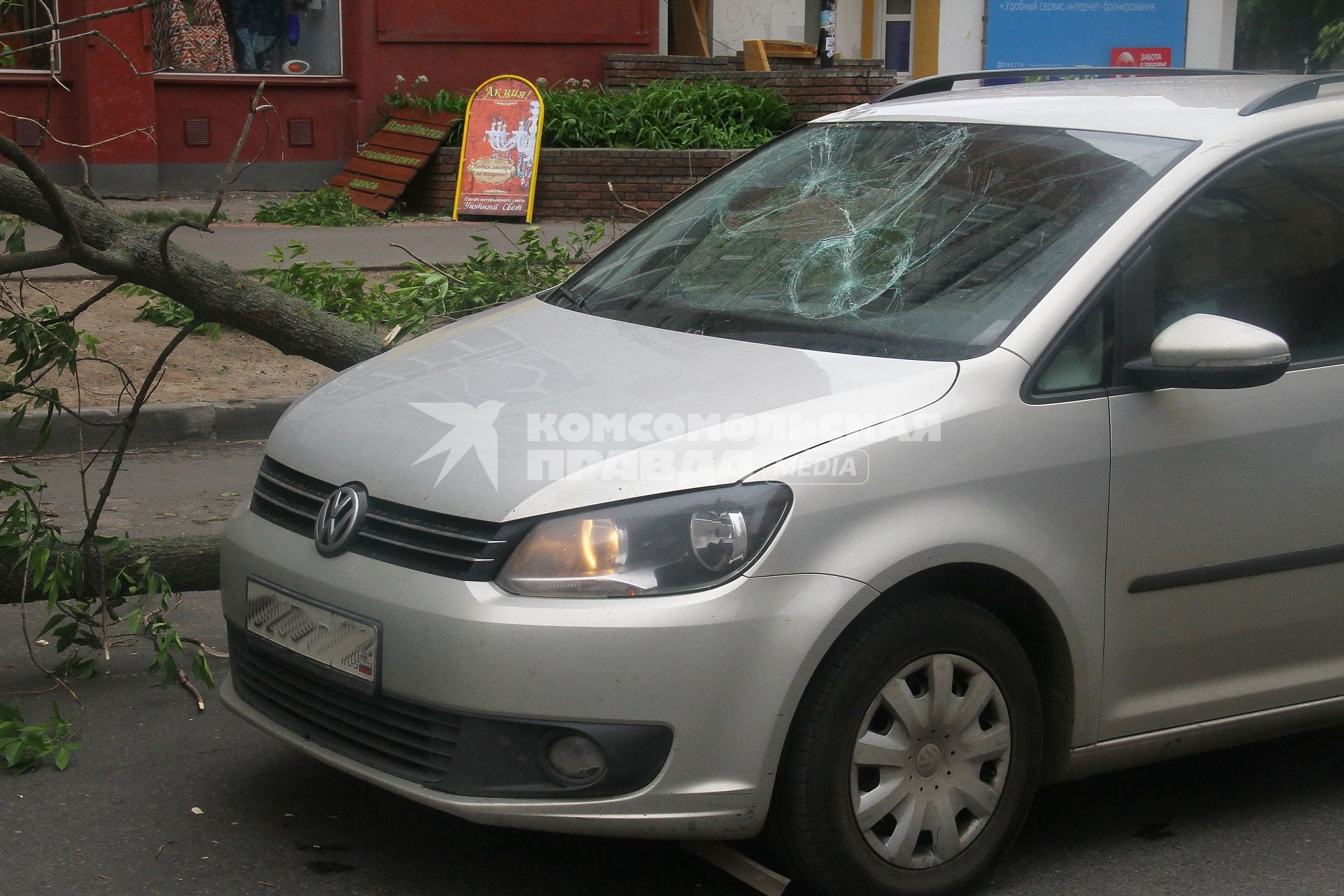 Нижний Новгород. Автомобиль, поврежденный упавшим деревом во время урагана на одной из улиц города.