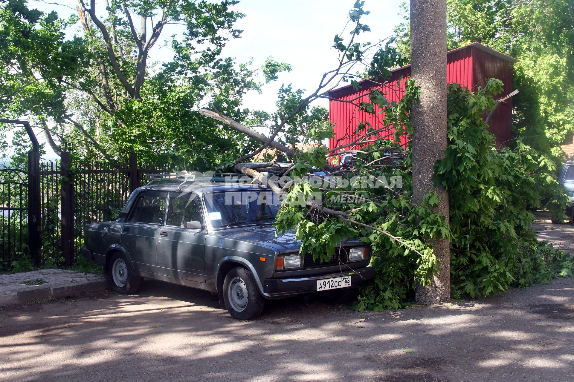 Нижний Новгород. Автомобиль, поврежденный упавшим деревом во время урагана на одной из улиц города.