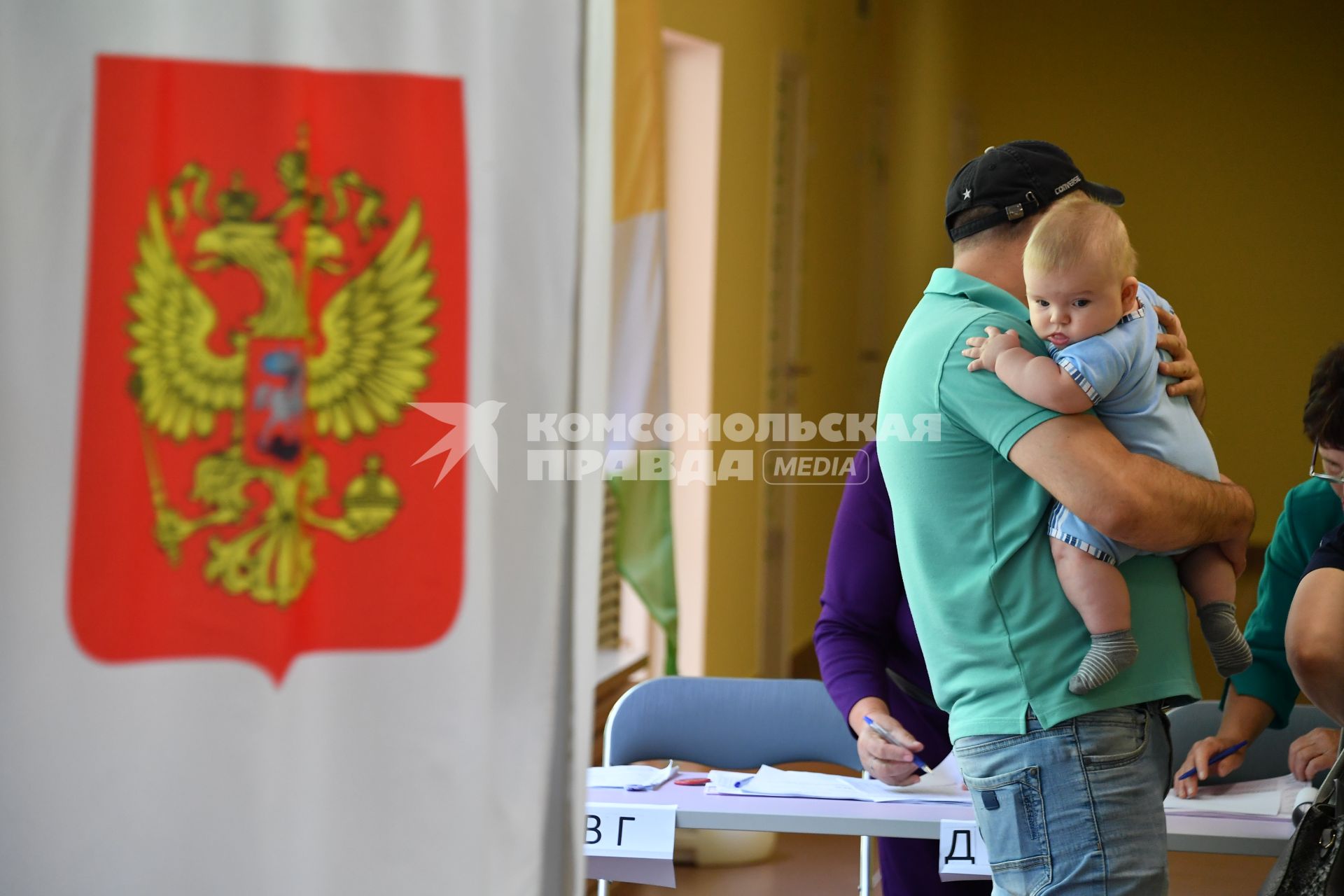 Московская область.  Избиратели голосуют  в единый день голосования на одном из  избирательных участков Подмосковья.