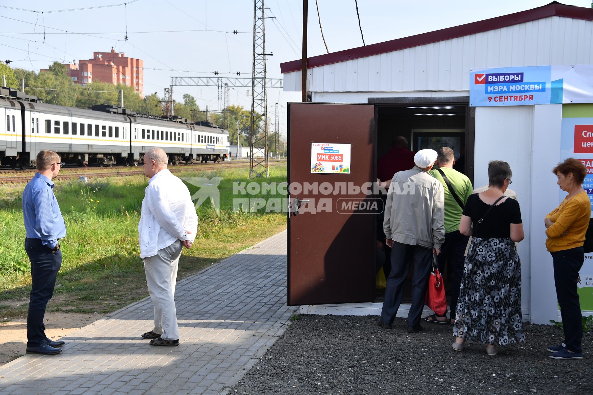 Московская область. Москвичи голосуют на выборах Мэра Москвы в одном из  избирательных участков Подмосковья по системе `Мобильный избиратель`.