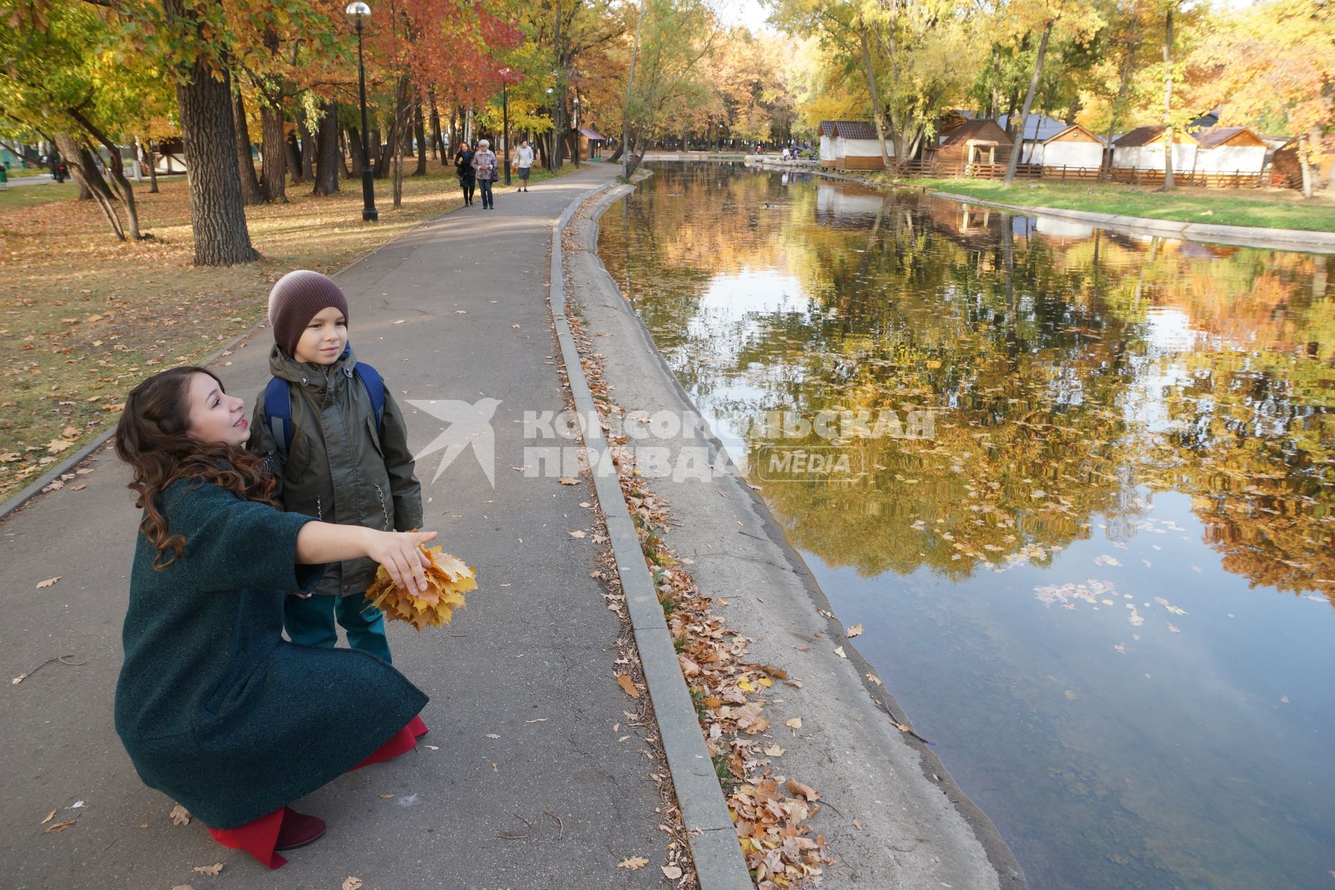 Самара. Женщина с ребенком гуляет в парке.