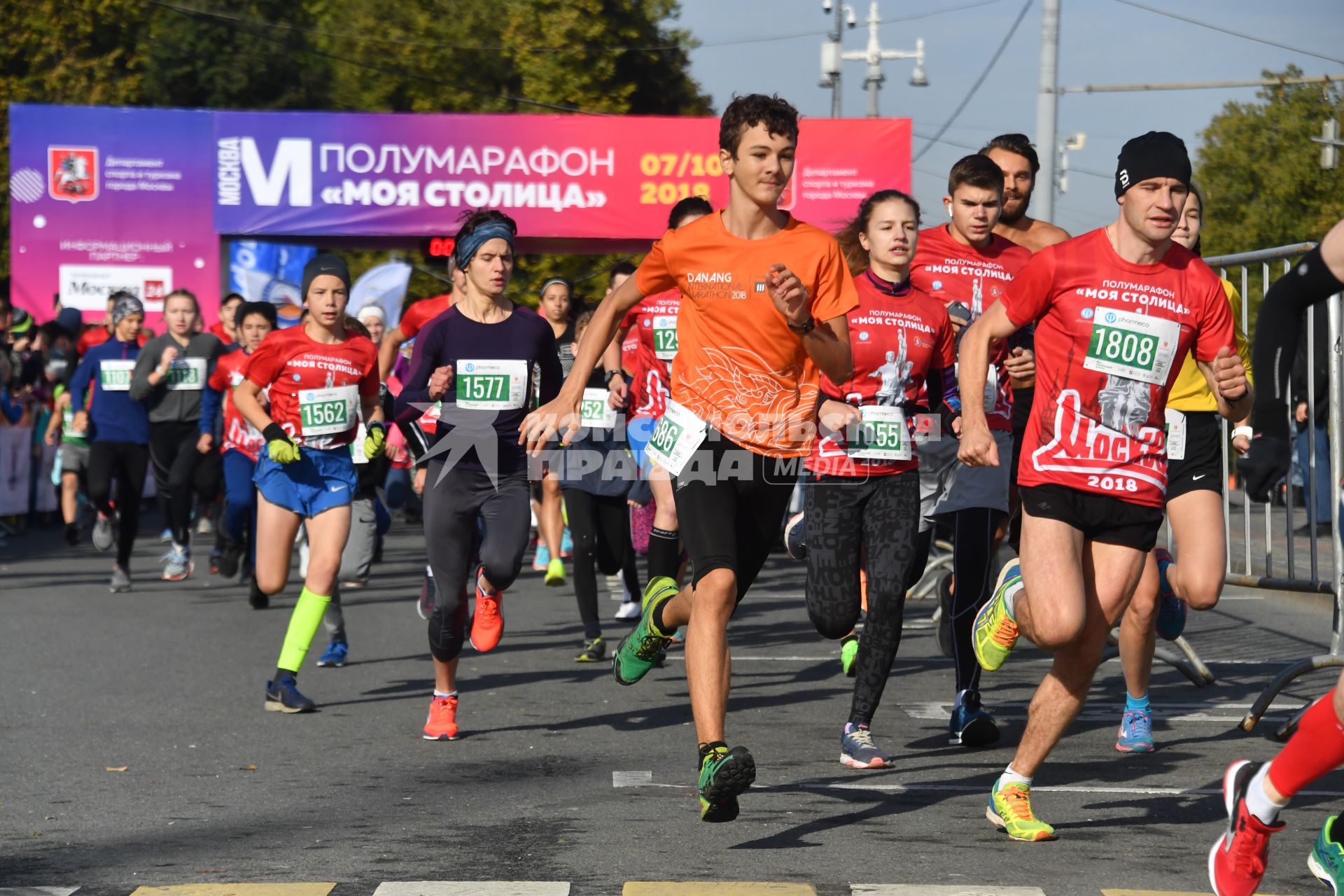 Москва.  Участники полумарафона `Моя Столица` на Воробьевых горах.