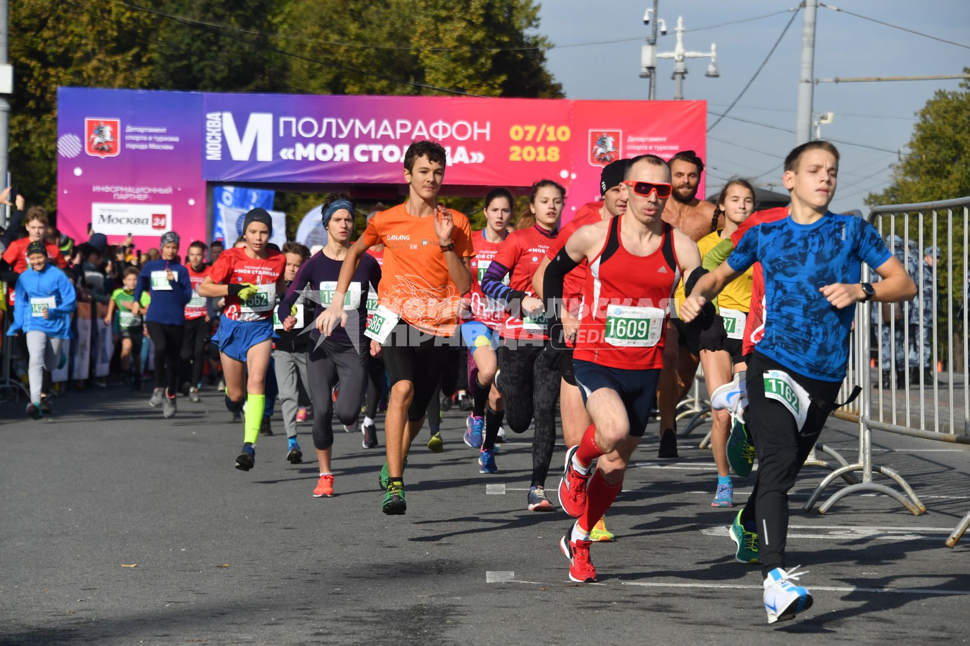 Москва.  Участники полумарафона `Моя Столица` на Воробьевых горах.