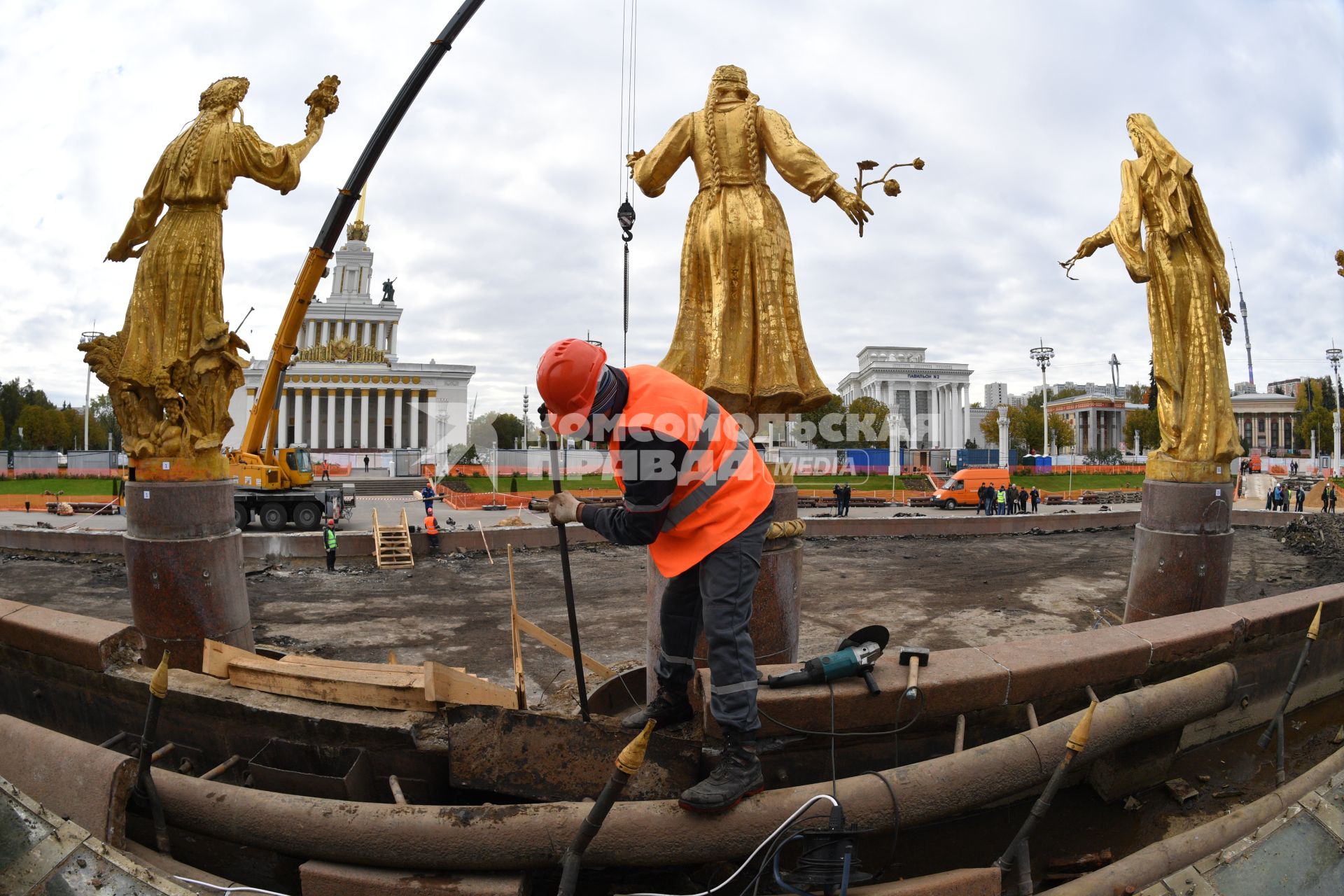 Москва. Демонтаж фонтана `Дружба народов` перед его реставрацией.