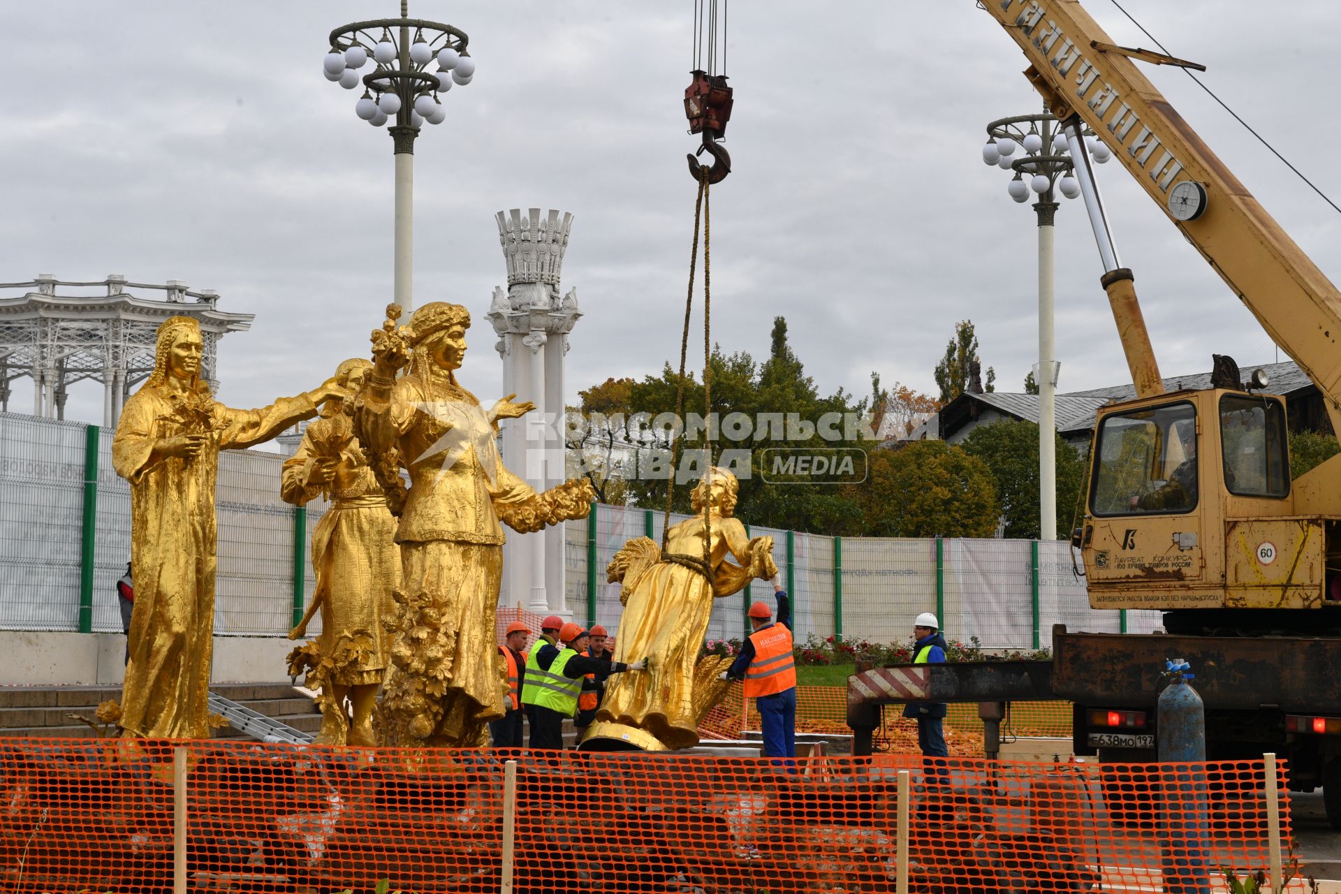 Москва. Демонтаж фонтана `Дружба народов` перед его реставрацией.