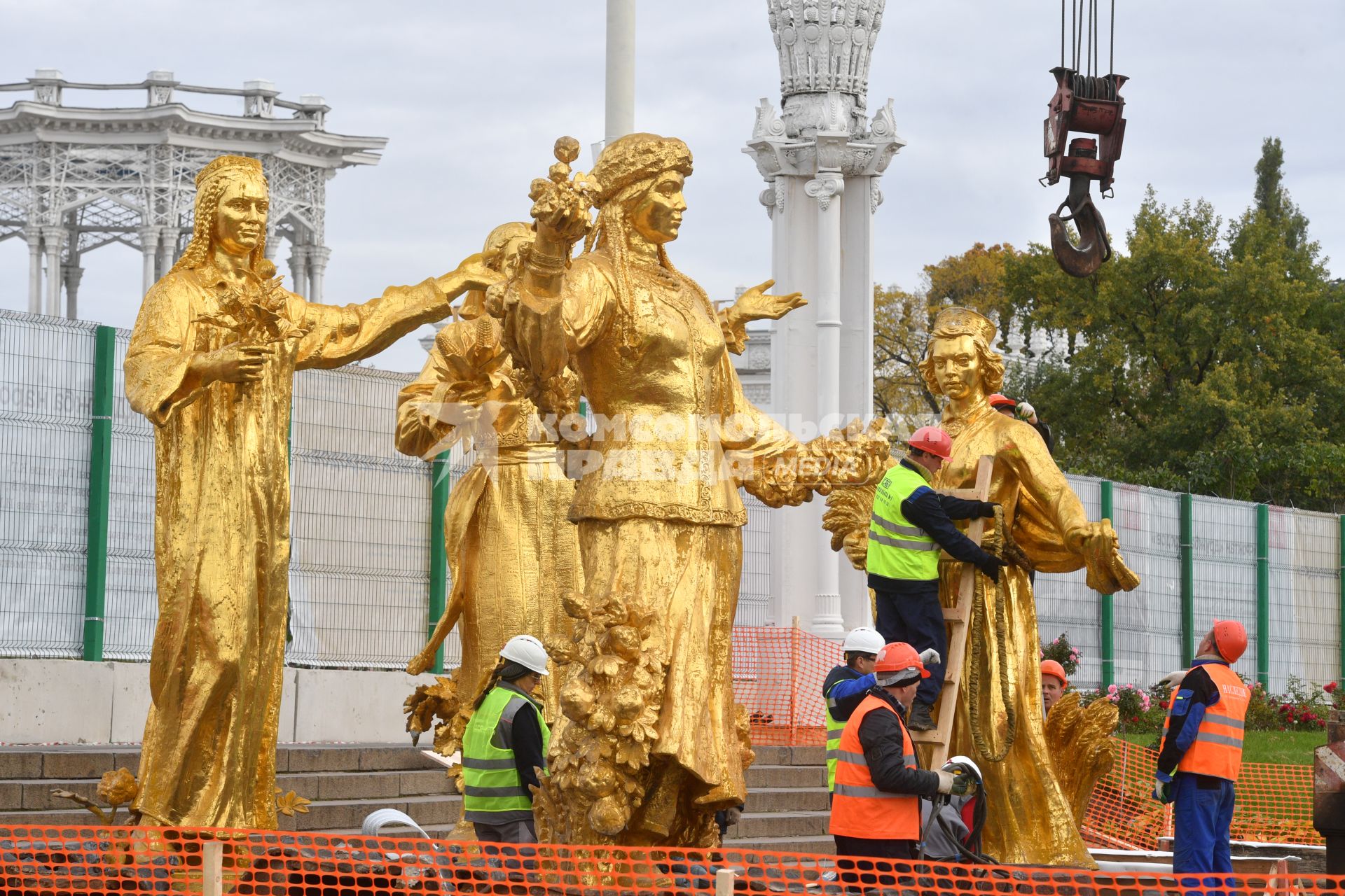 Москва. Демонтаж фонтана `Дружба народов` перед его реставрацией.