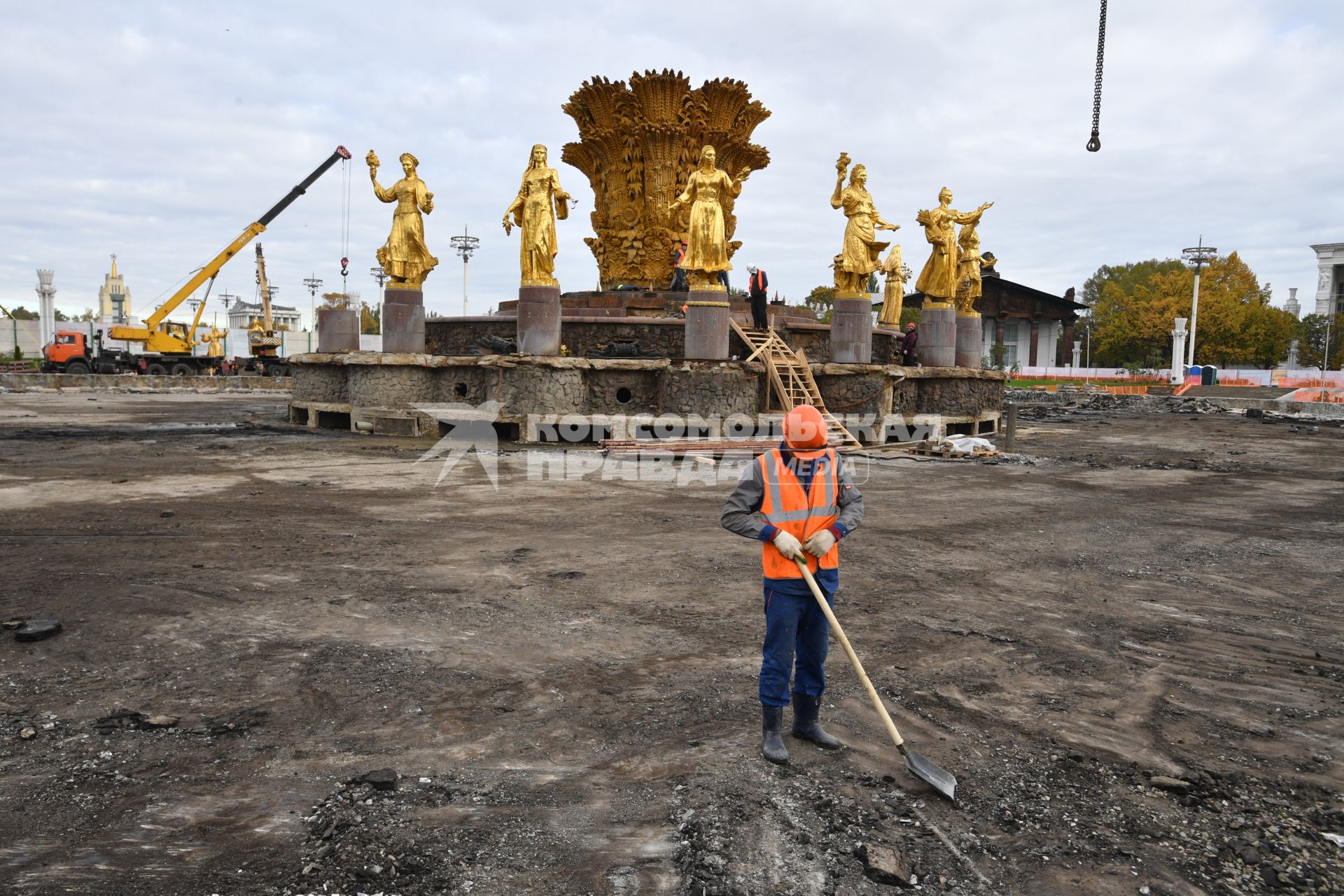 Москва. Демонтаж фонтана `Дружба народов` перед его реставрацией.