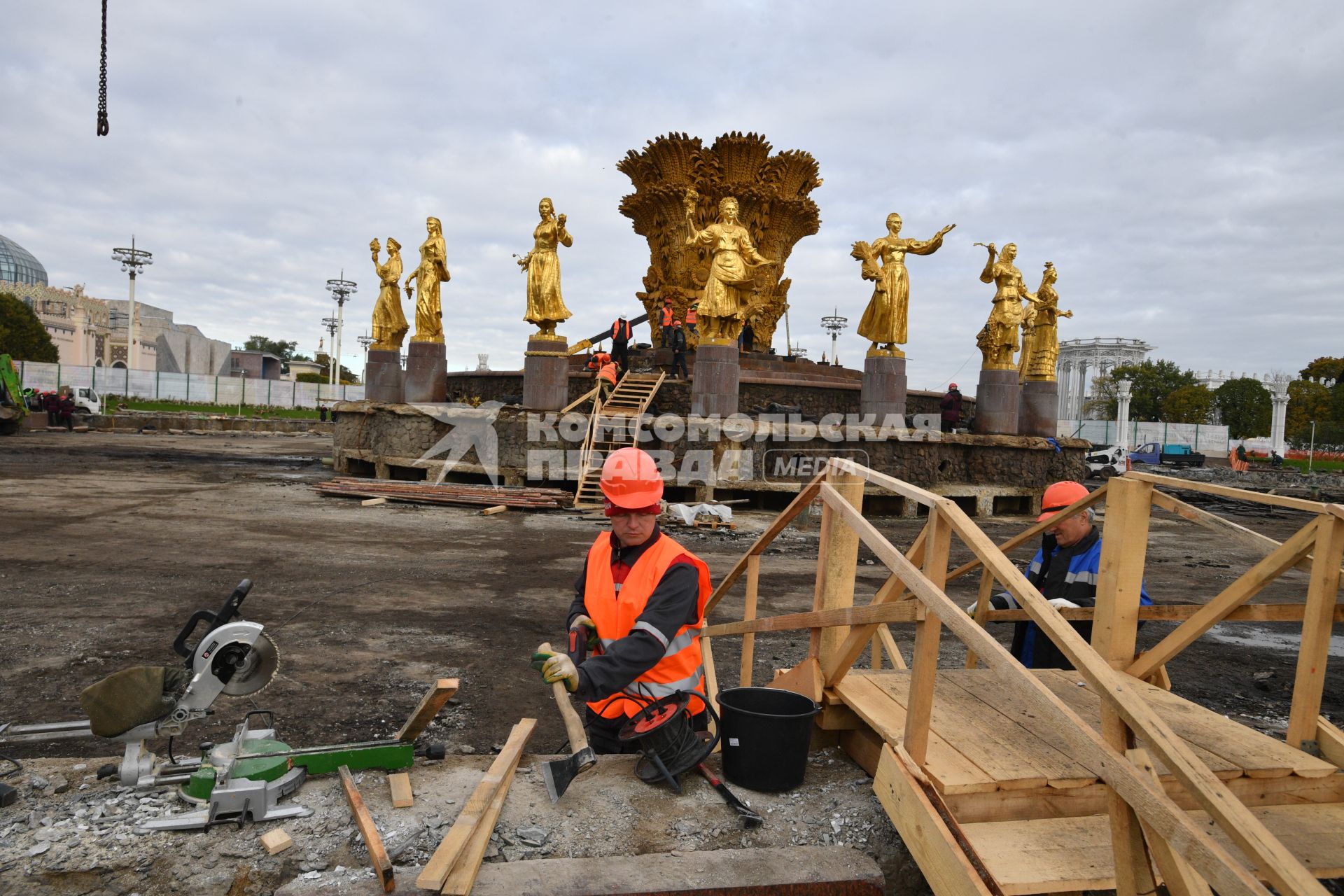 Москва. Демонтаж фонтана `Дружба народов` перед его реставрацией.