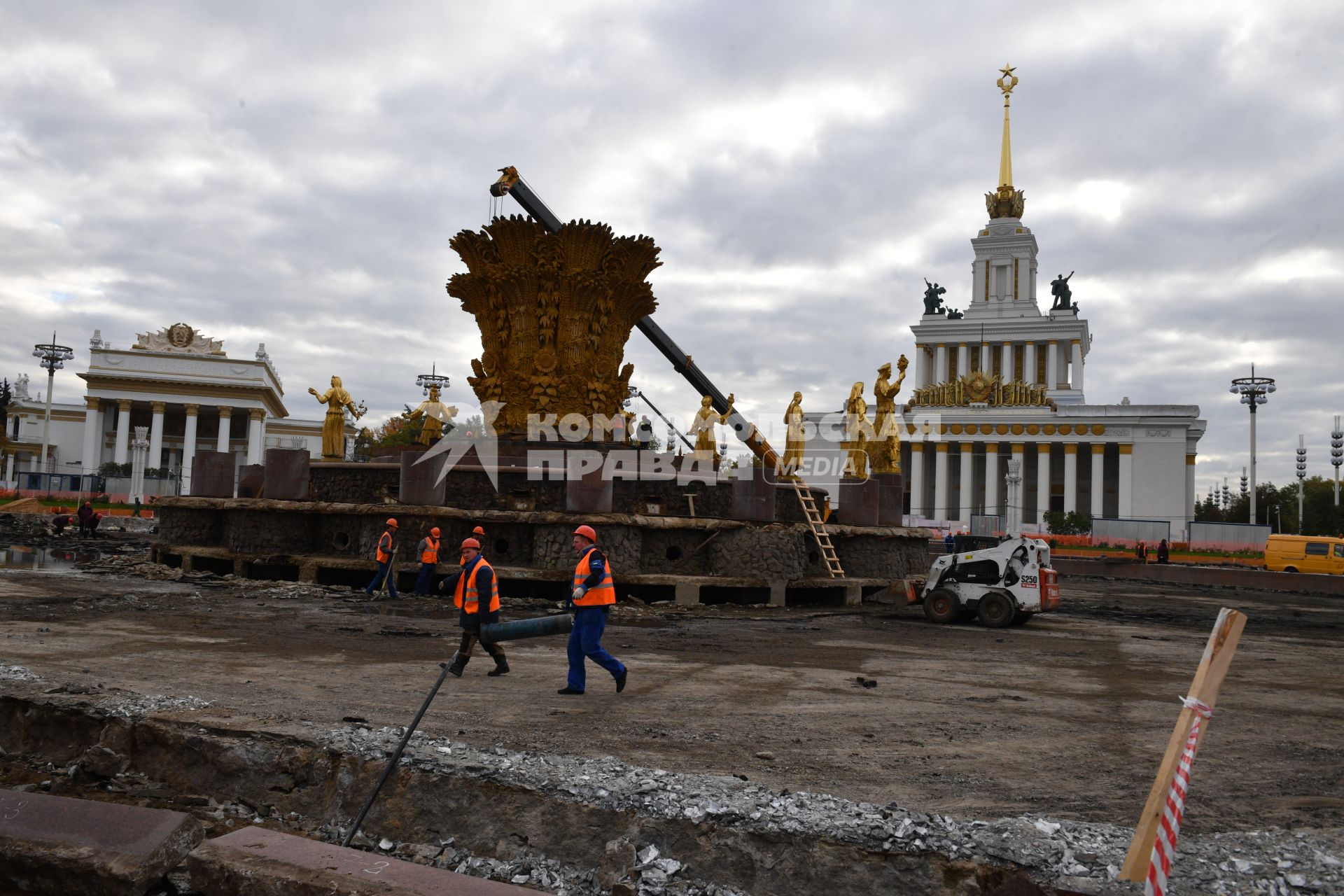 Москва. Демонтаж фонтана `Дружба народов` перед его реставрацией.