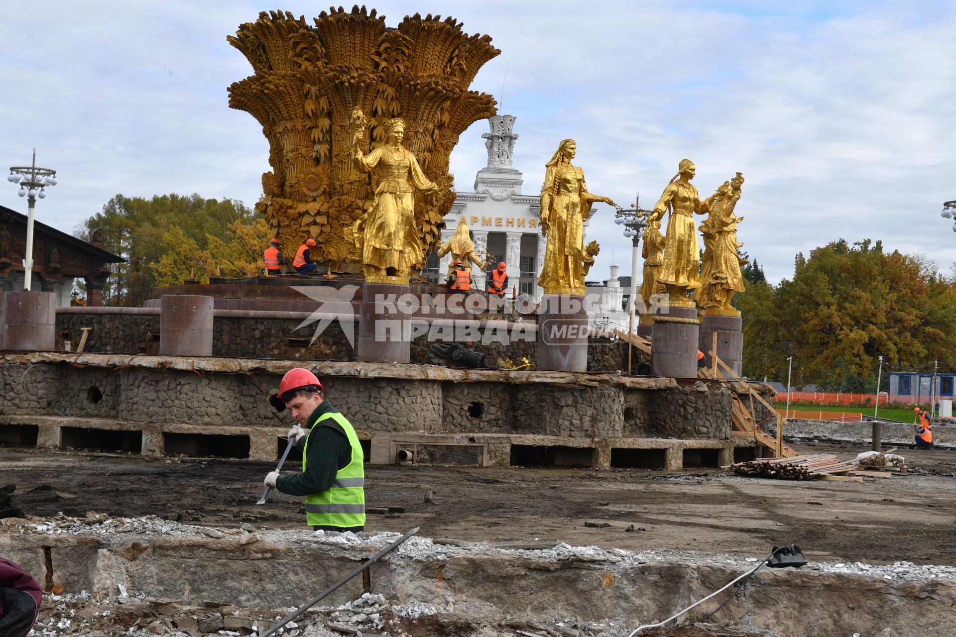 Москва. Демонтаж фонтана `Дружба народов` перед его реставрацией.