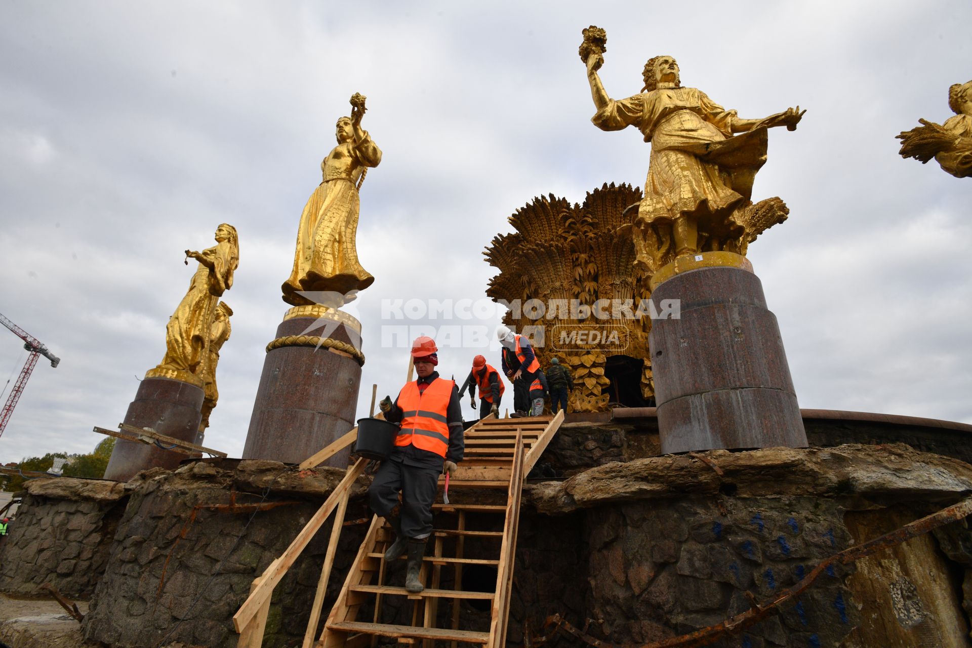 Москва. Демонтаж фонтана `Дружба народов` перед его реставрацией.