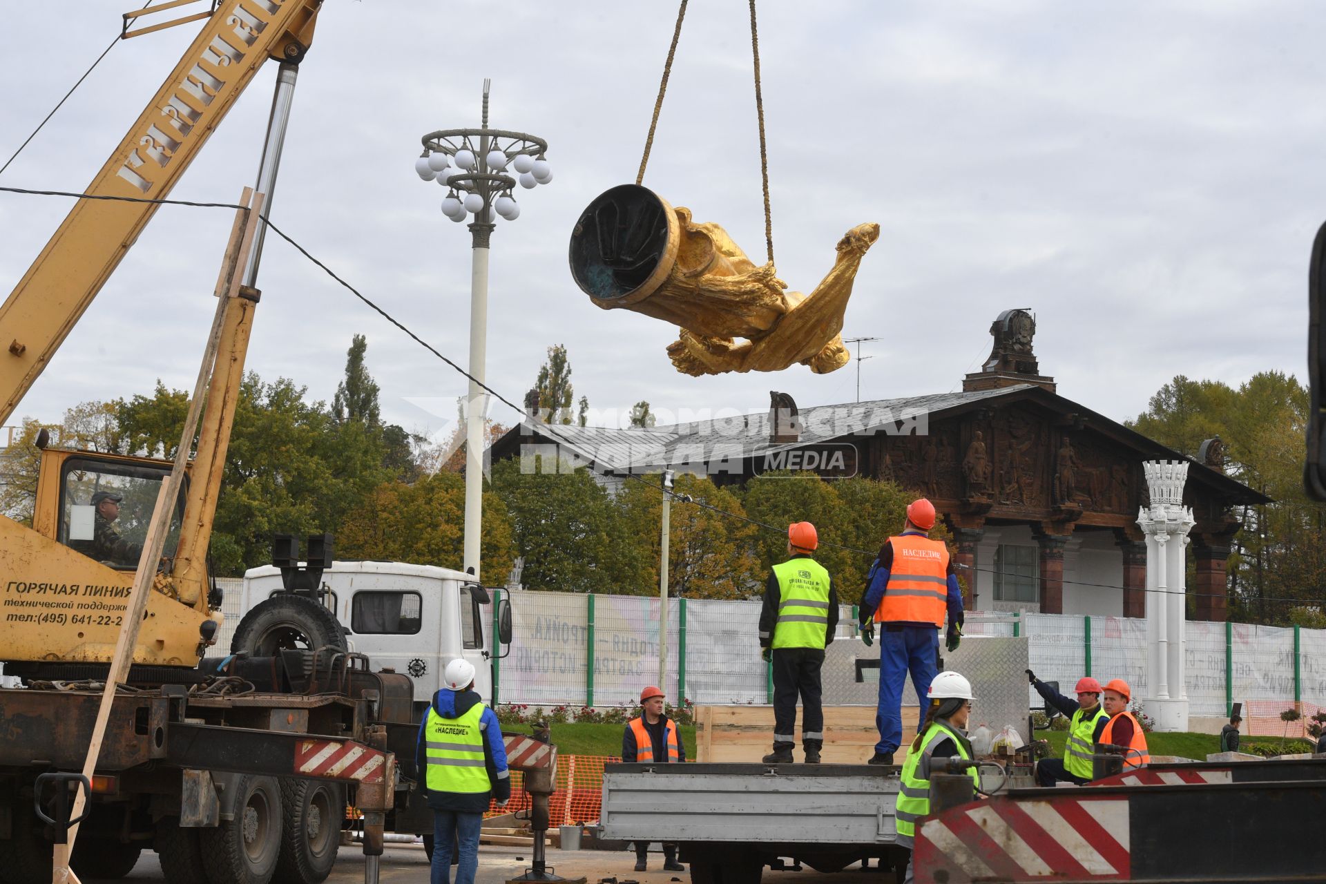 Москва. Демонтаж фонтана `Дружба народов` перед его реставрацией.