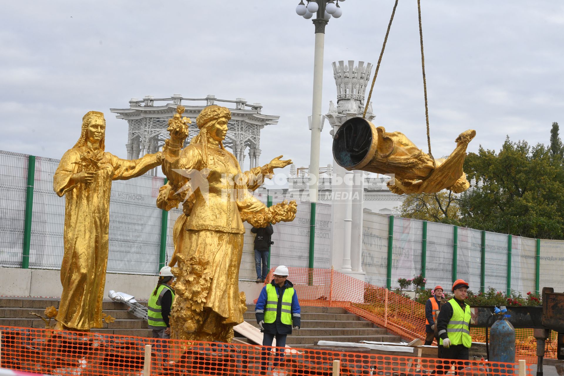 Москва. Демонтаж фонтана `Дружба народов` перед его реставрацией.