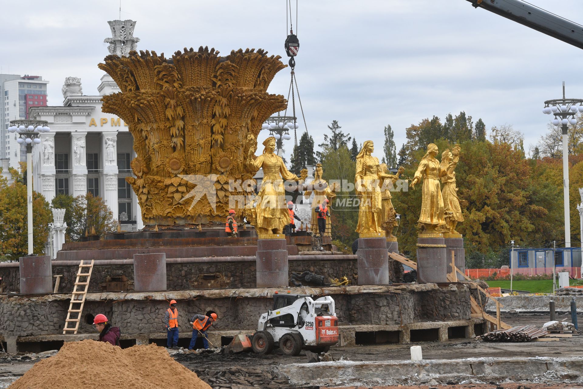 Москва. Демонтаж фонтана `Дружба народов` перед его реставрацией.