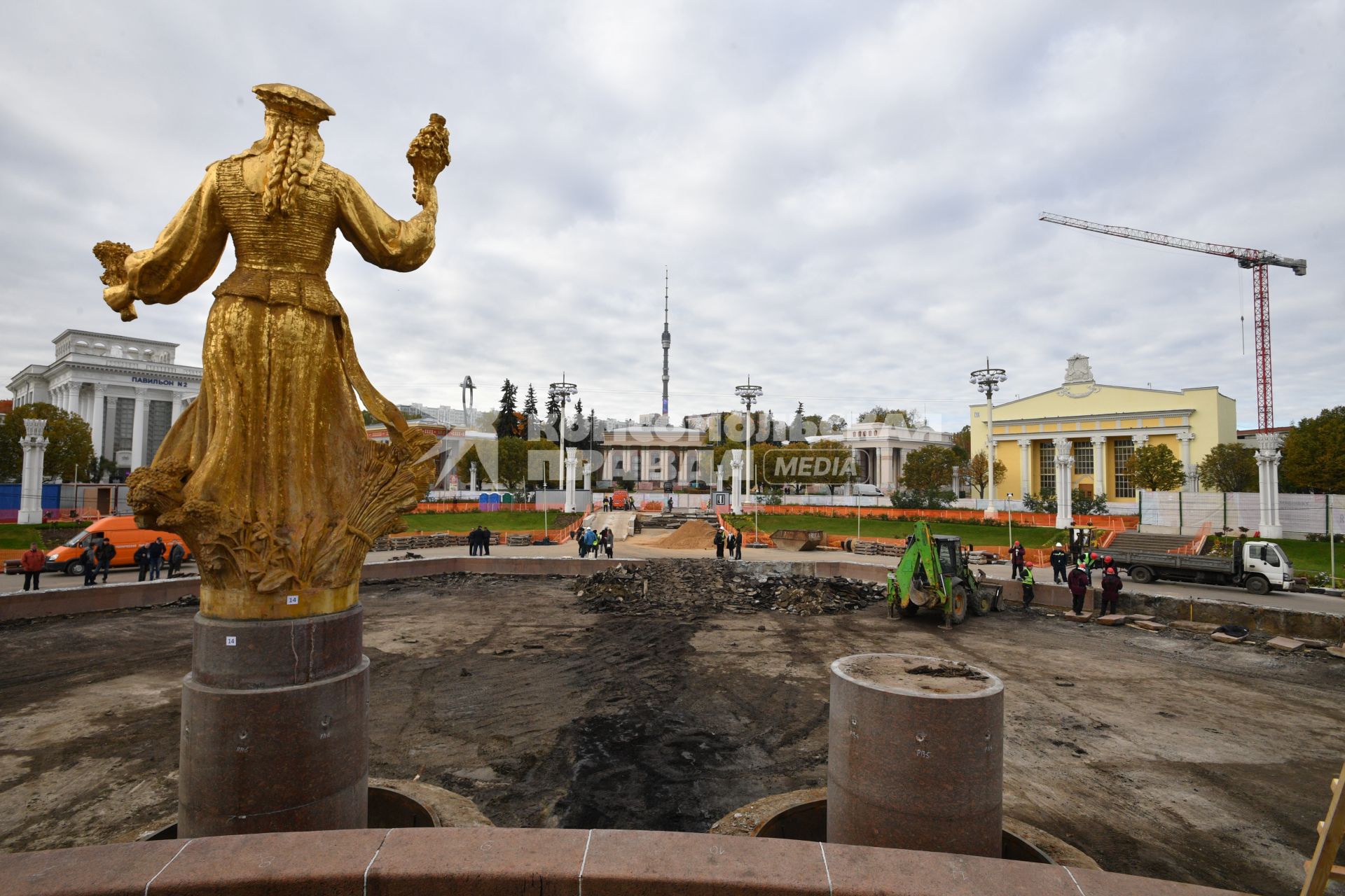 Москва. Демонтаж фонтана `Дружба народов` перед его реставрацией.