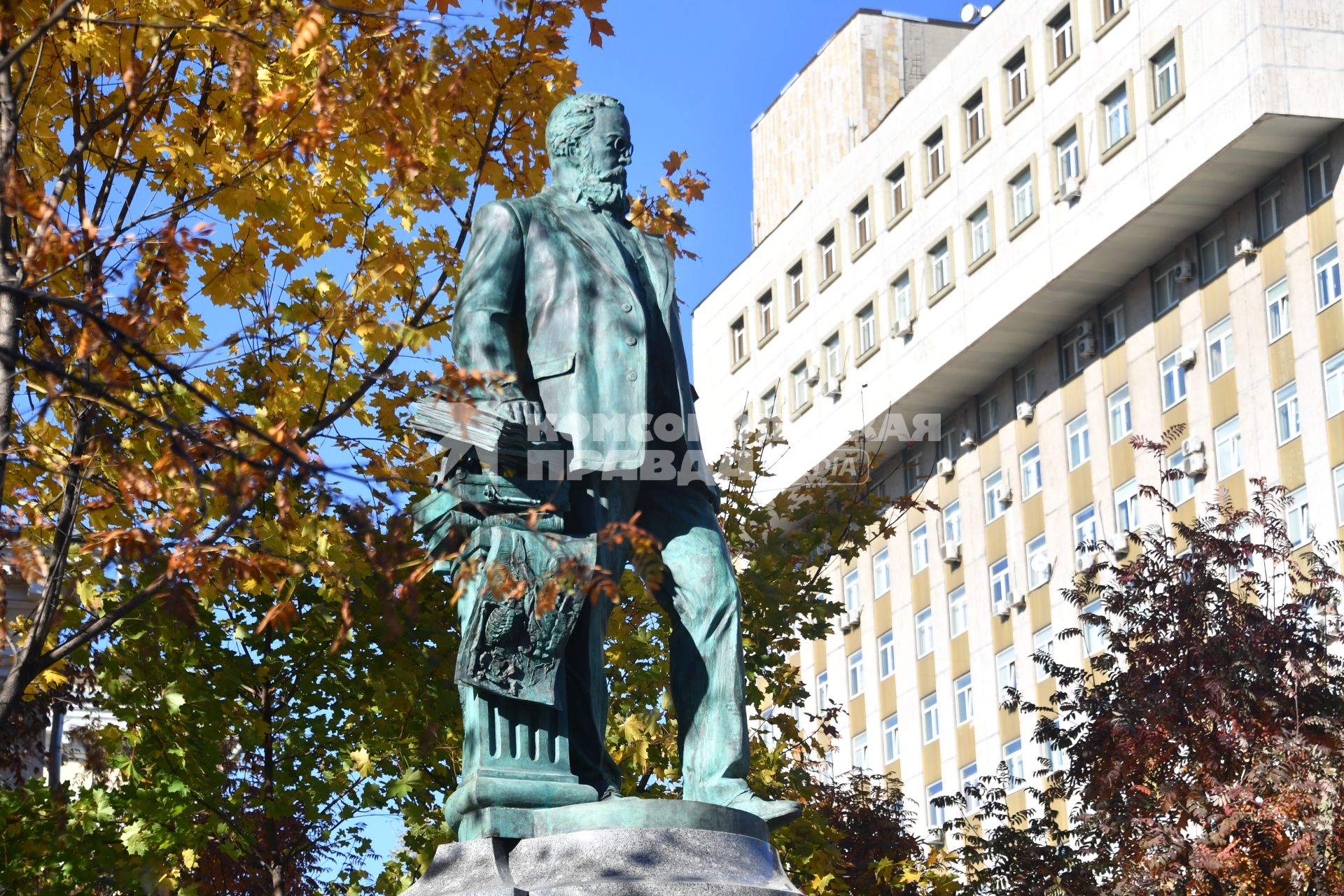 Москва.  Памятник хирургу Николаю Склифосовскому работы скульптора С.Щербакова на пересечении Большой Пироговской улицы и Абрикосовского переулка.