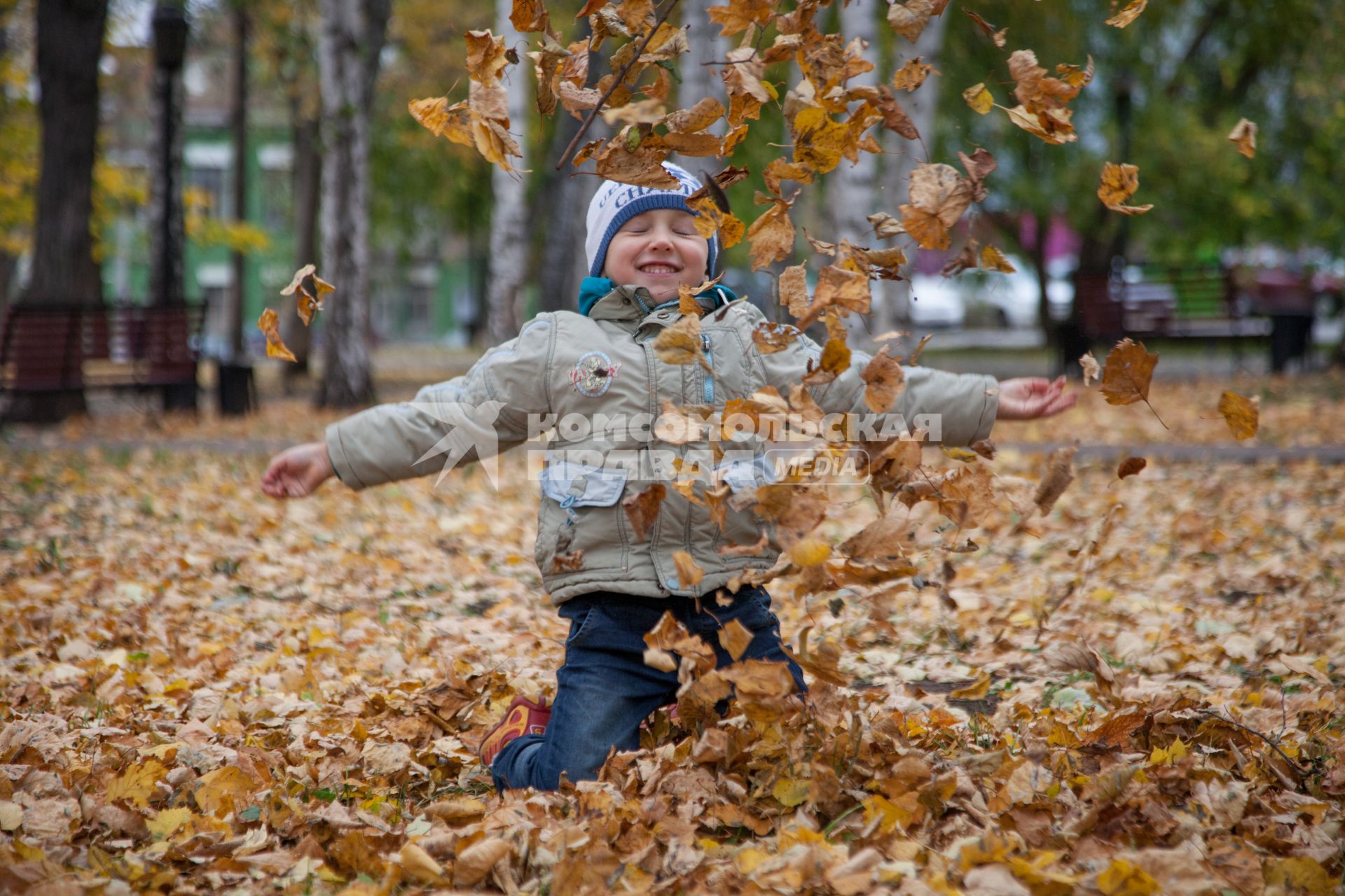 Пермь. Мальчик играет в парке.