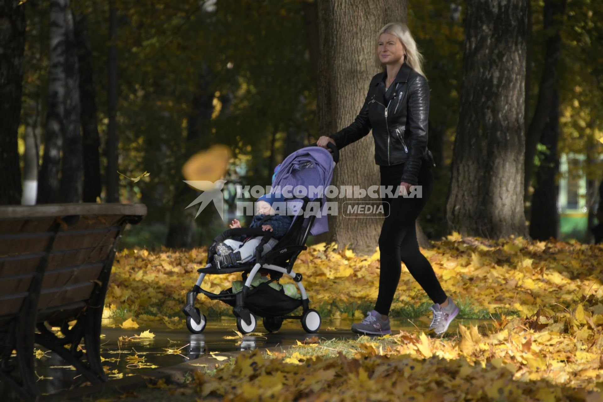 Тула. Женщина с ребенком гуляет в парке.