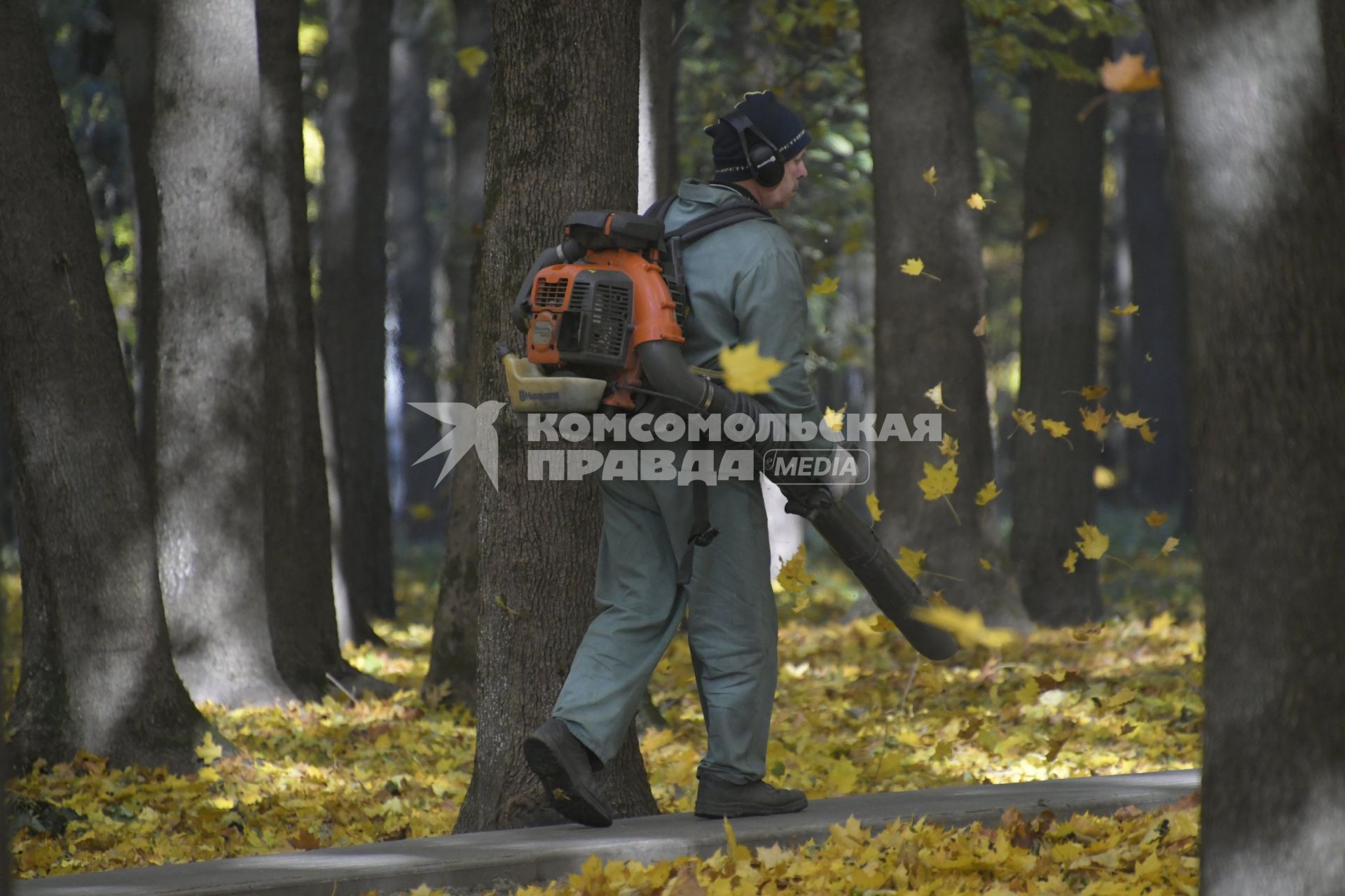 Тула. Сотрудник коммунальных служб раздувает опавшие листья в парке.