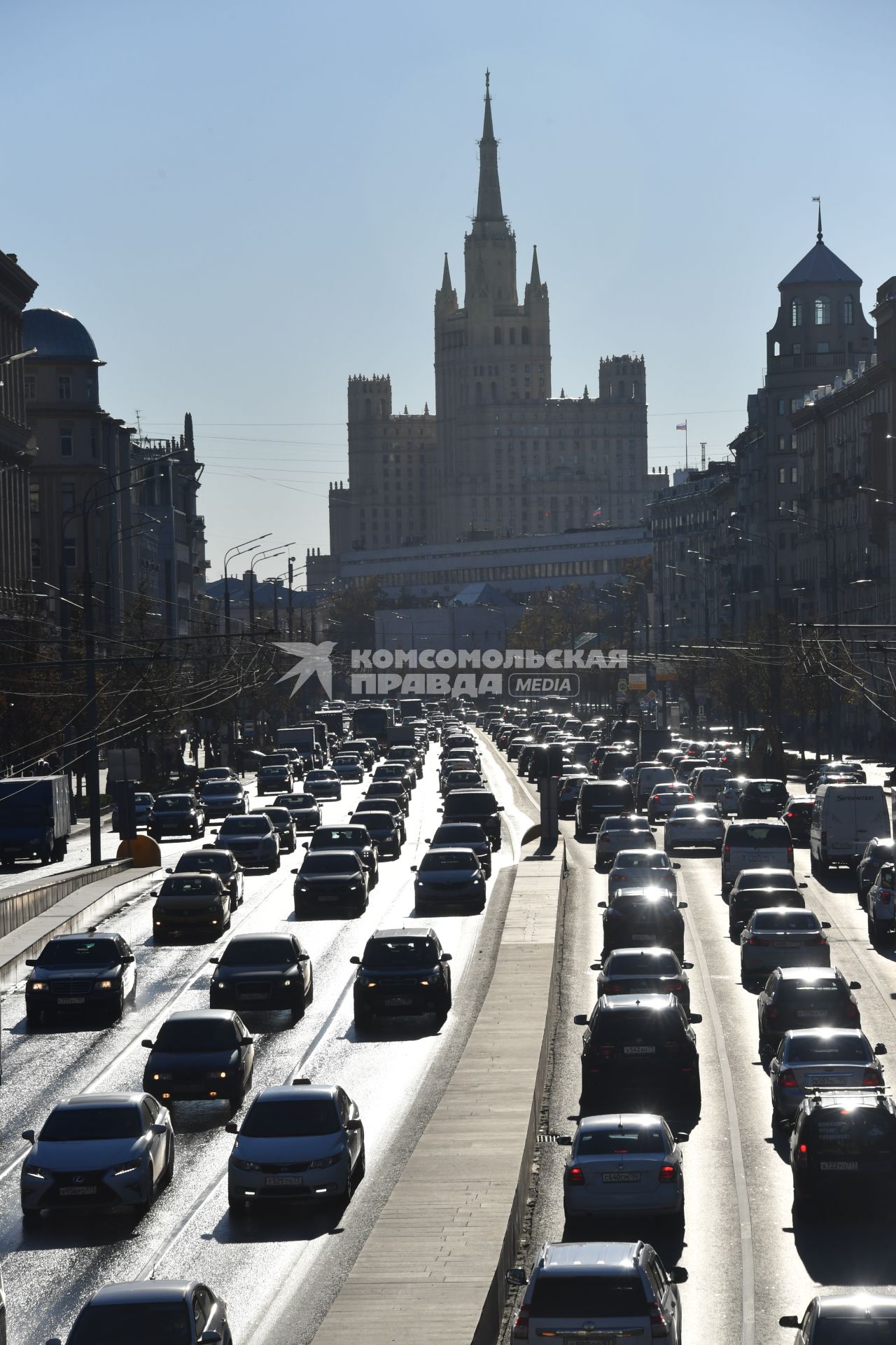 Москва. Поток машин на Садовом кольце.