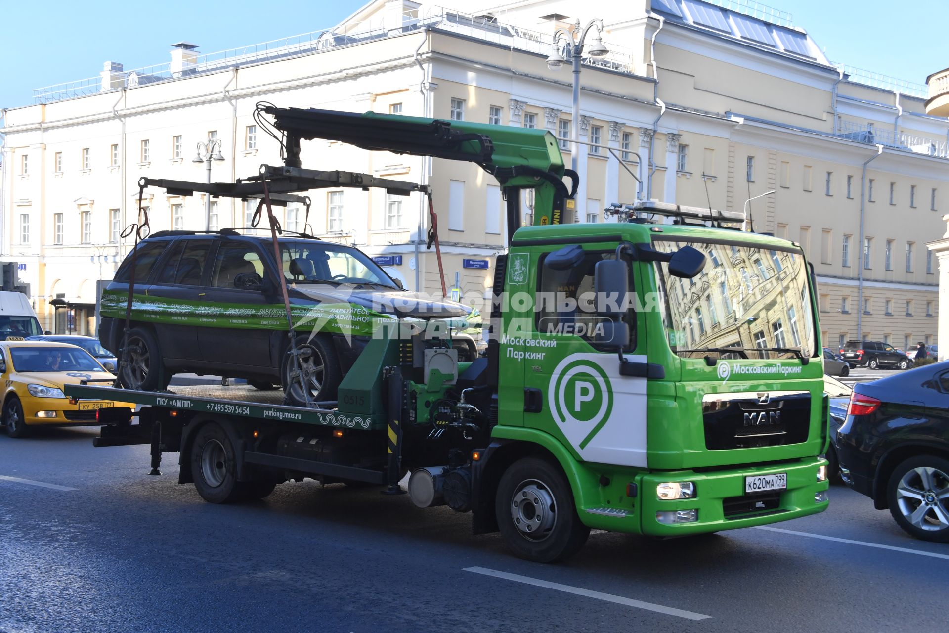 Москва. Эвакуация неправильно припаркованного автомобиля.