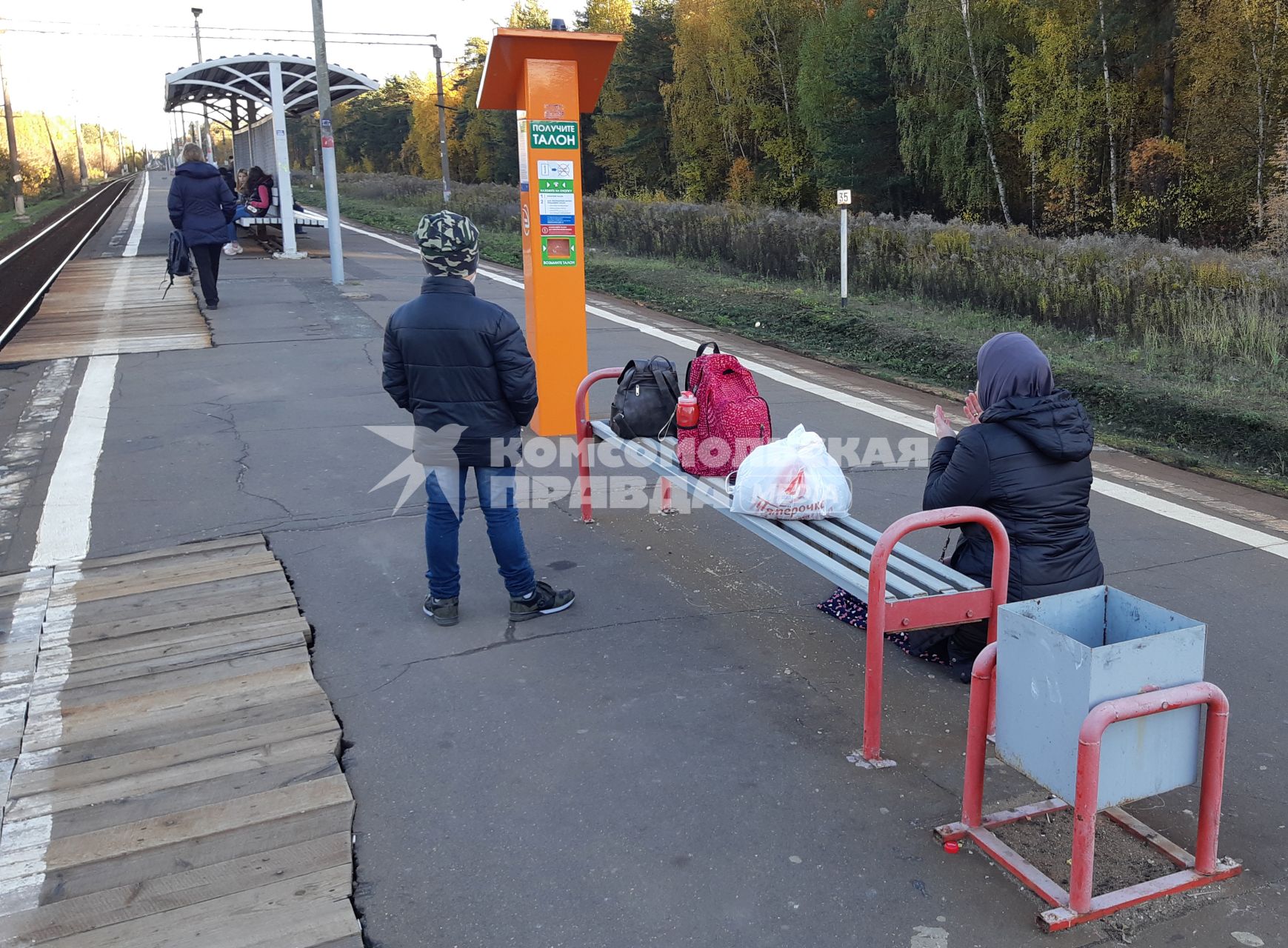 Москва. На платформе пригородных поездов.