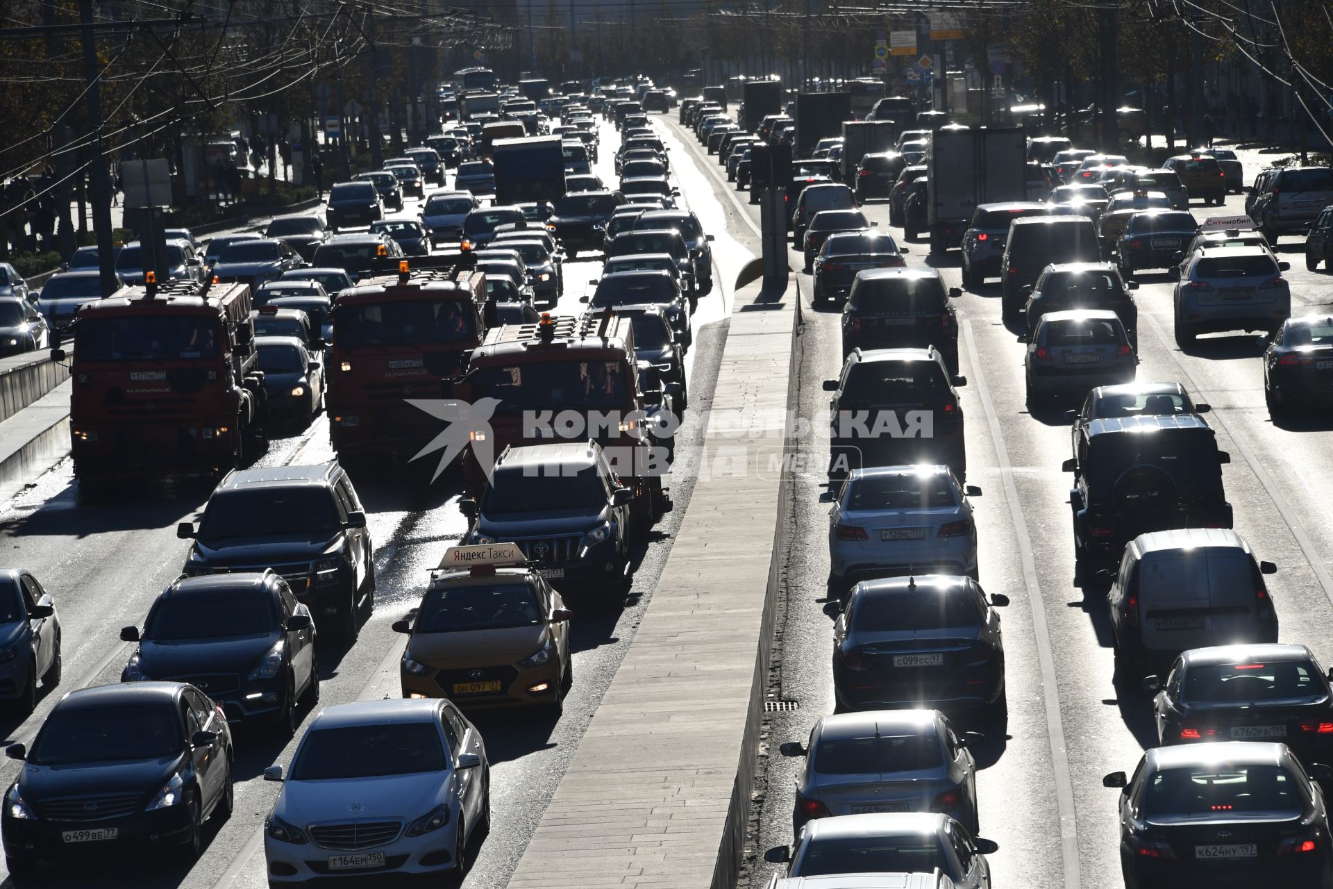 Москва. Поток машин на Садовом кольце.