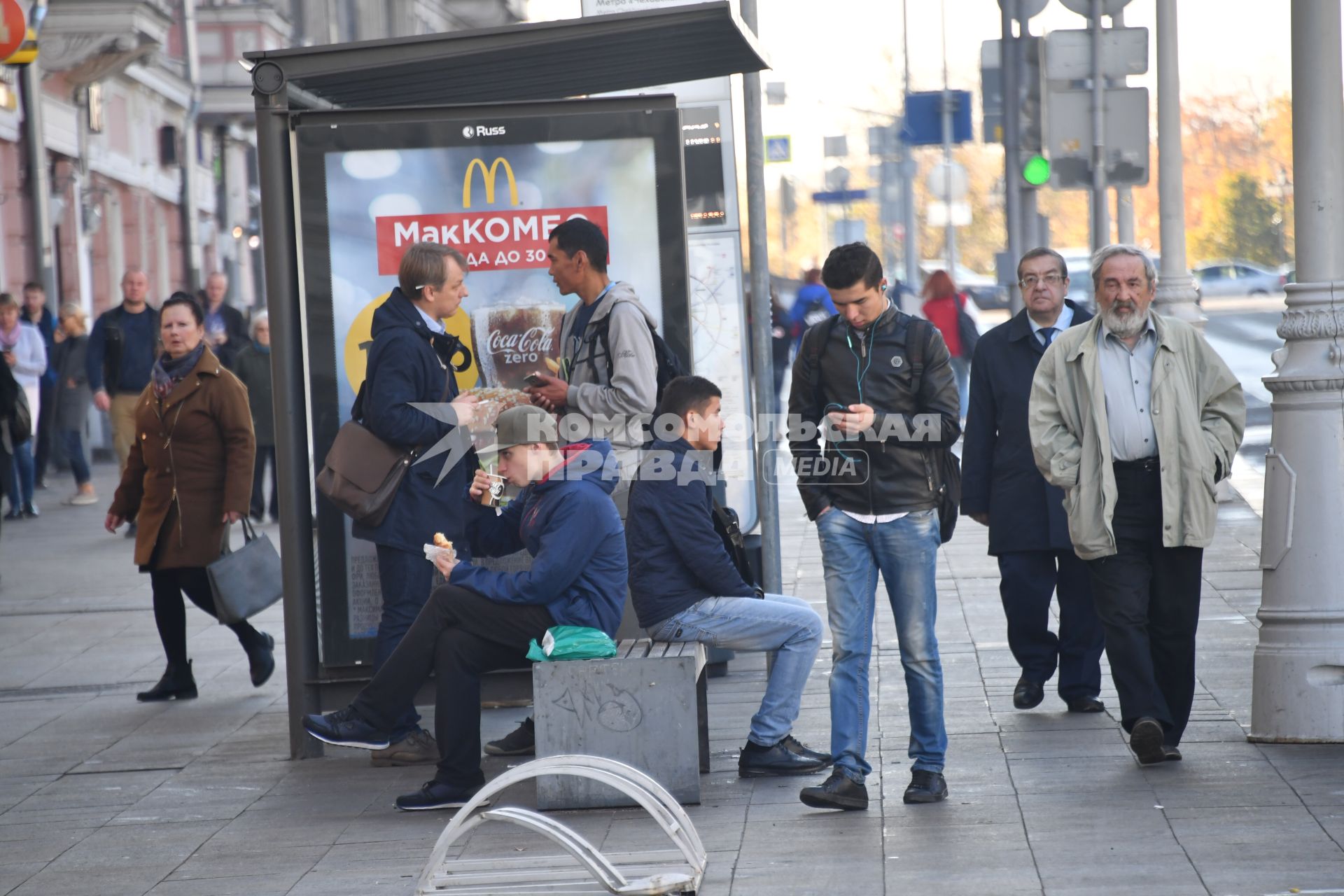 Москва. Прохожие на остановке общественного транспорта.