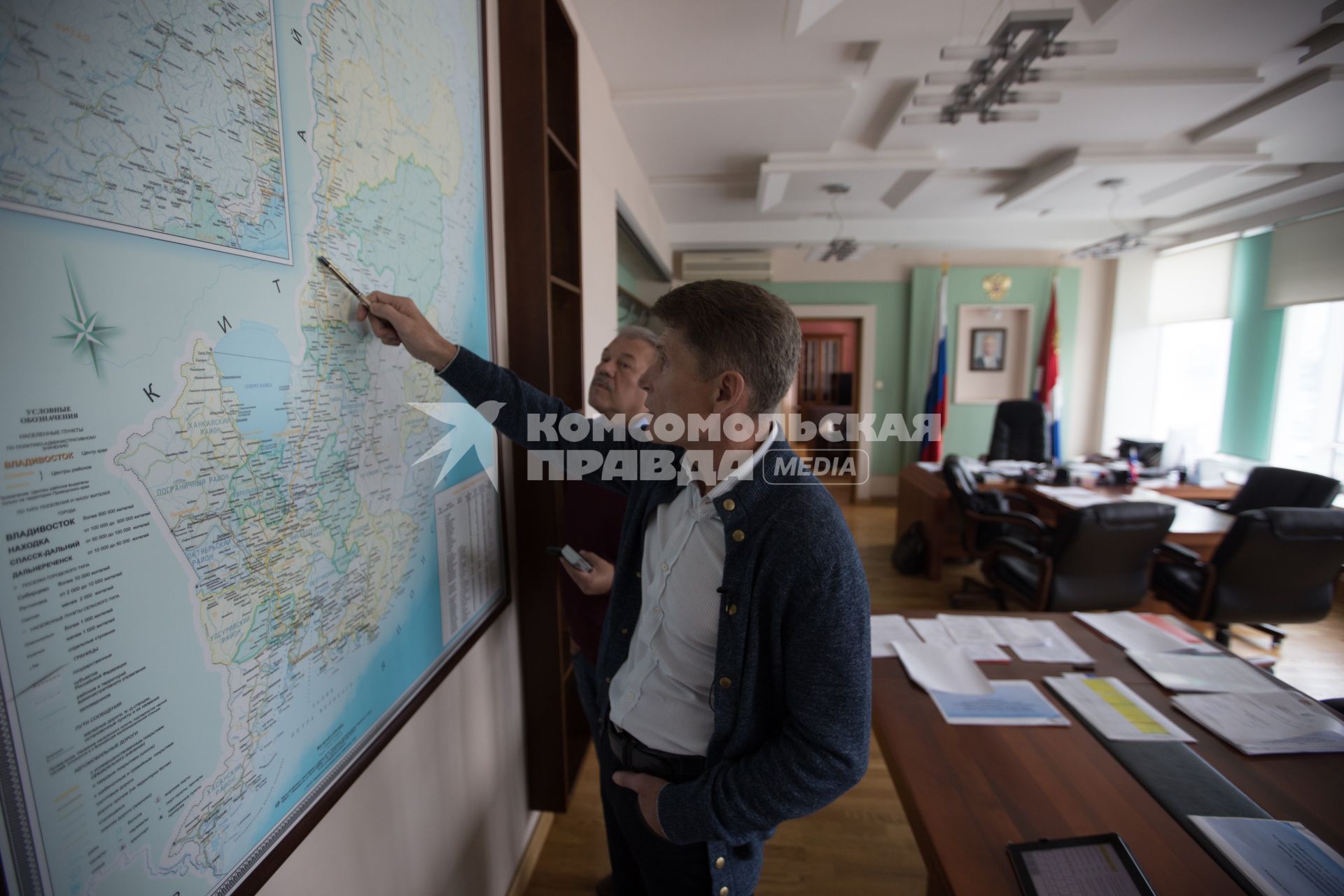 Владивосток. Временно исполняющий обязанности губернатора Приморского края Олег Кожемяко и корреспондент `Комсомольской правды` Александр Гамов (слева)