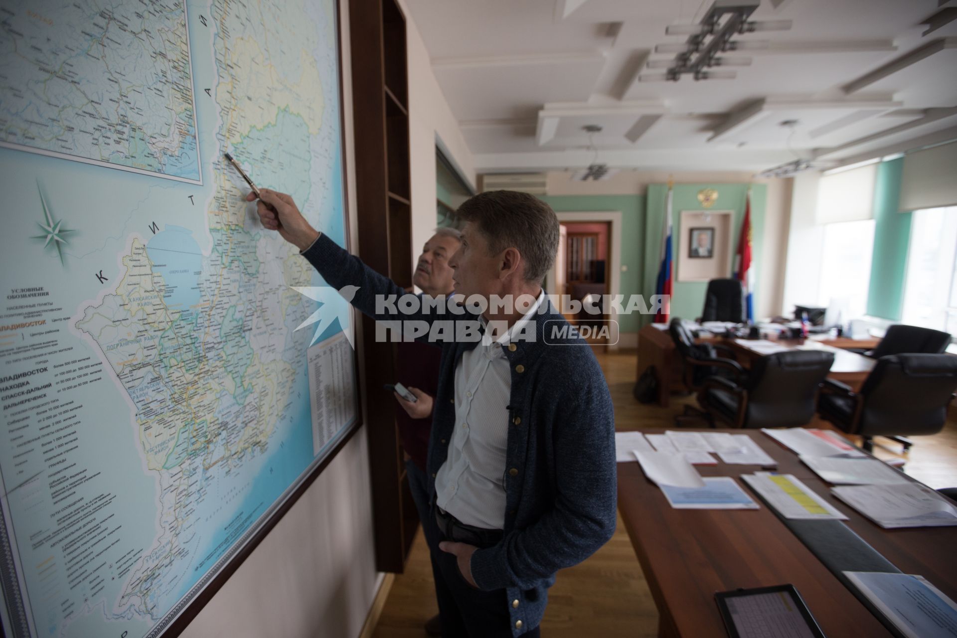 Владивосток. Временно исполняющий обязанности губернатора Приморского края Олег Кожемяко и корреспондент `Комсомольской правды` Александр Гамов (слева)