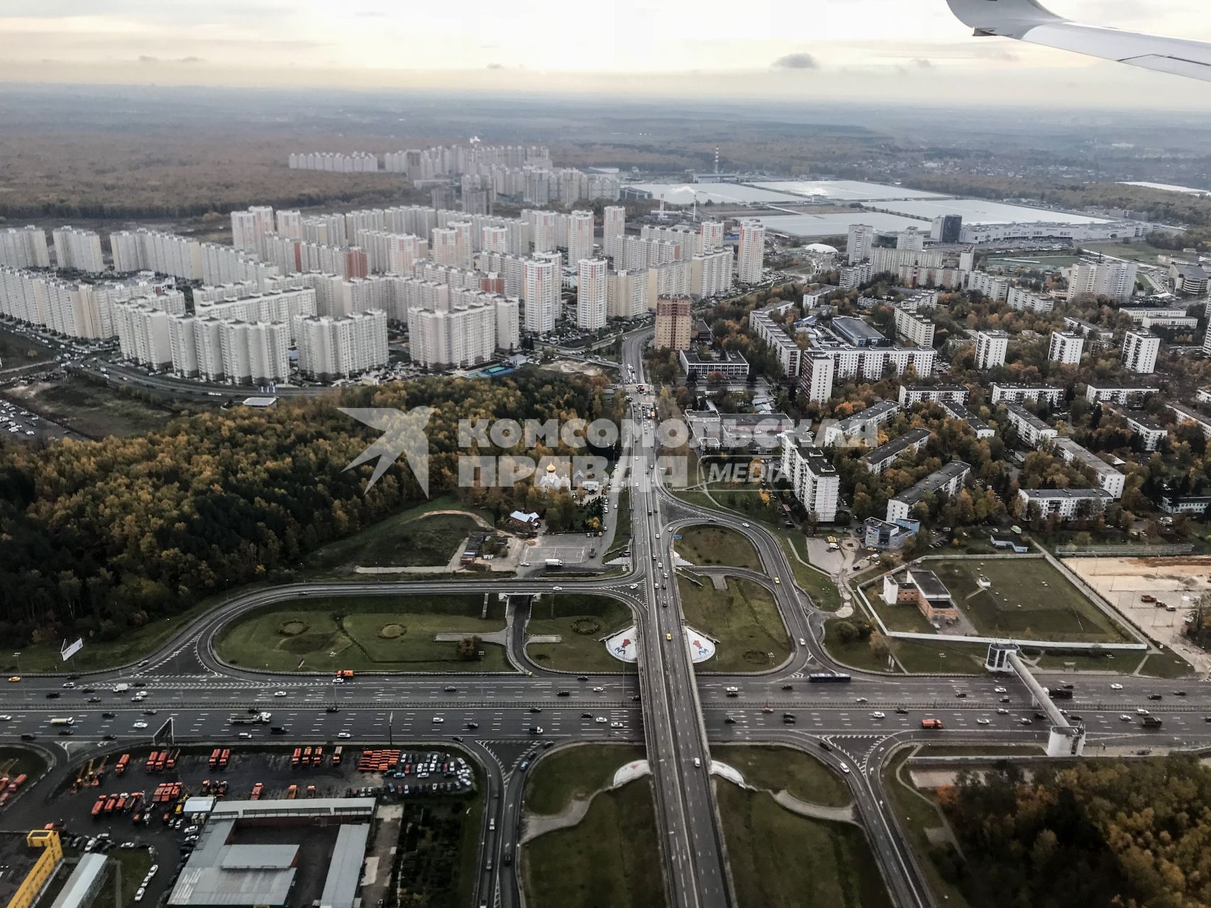 Московская область.  Вид из иллюминатора самолета на новостройки подмосковья.