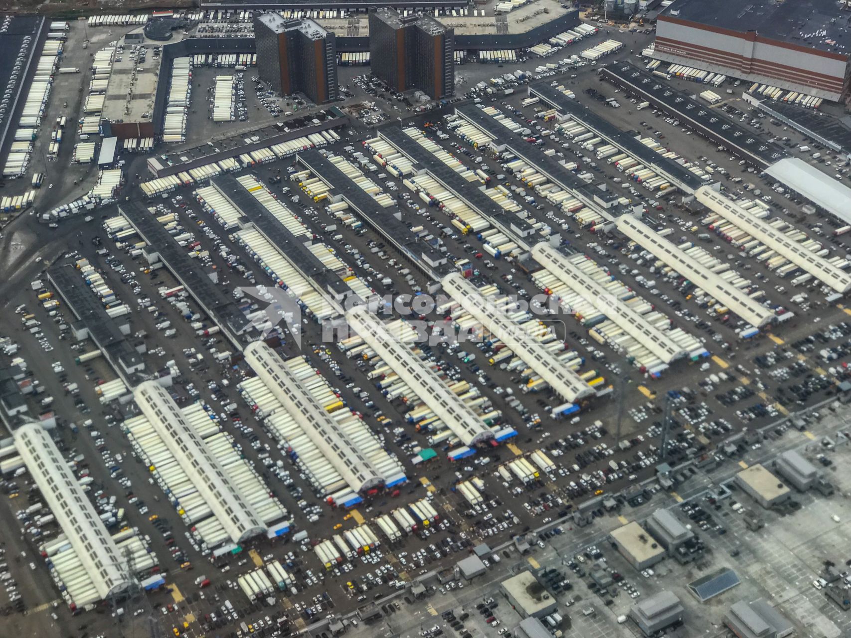 Московская область.  Вид из иллюминатора самолета на оптово-розничный продовольственный центр  Фуд Сити.