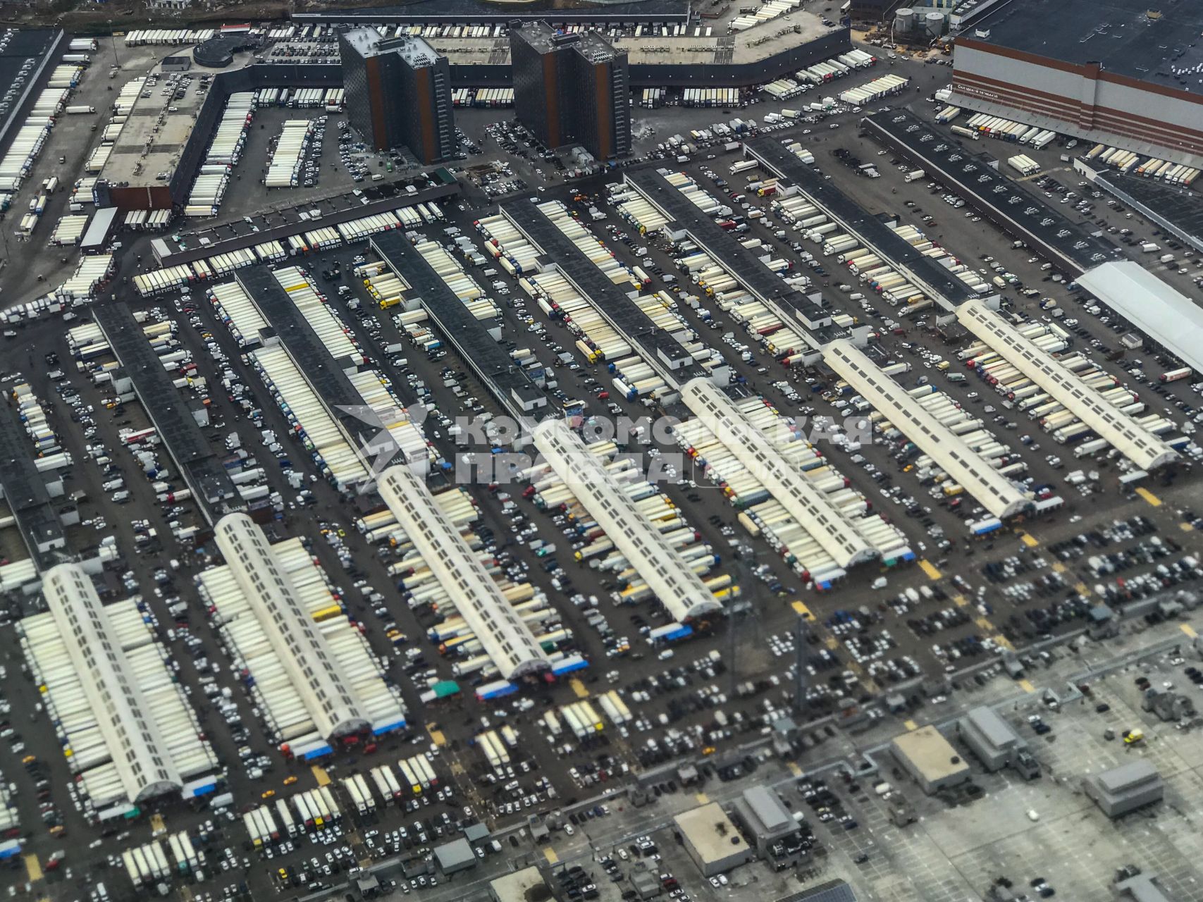 Московская область.  Вид из иллюминатора самолета на оптово-розничный продовольственный центр  Фуд Сити.