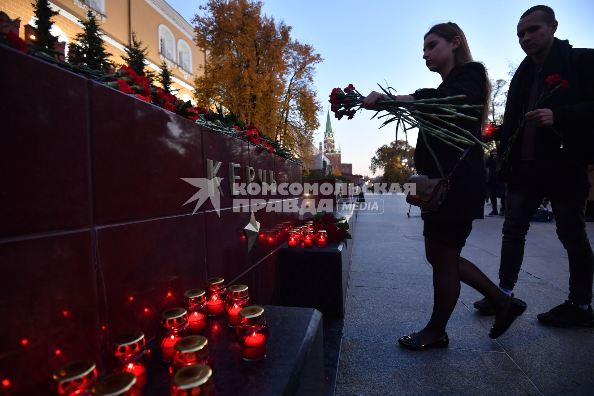 Москва. Москвичи несут цветы и свечи к памятнику города-героя Керчь в Александровском саду в знак траура по погибшим при нападении на керчинский колледж.