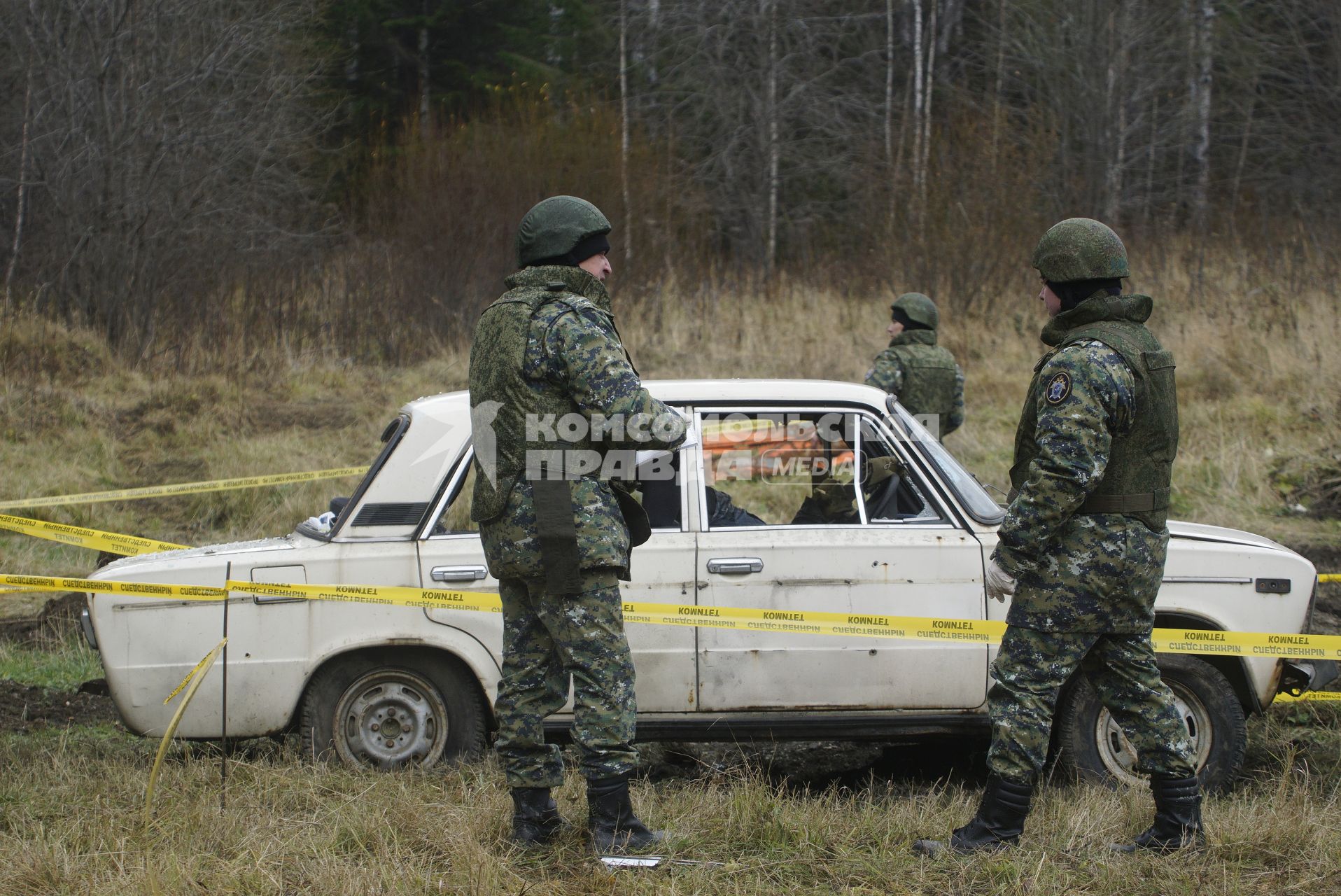 Свердловская область. Криминалисты следственного комитета обследуют взорванный и обстрелянный автомобиль с менекеном, во время учений следователей-криминалистов СУ СК России