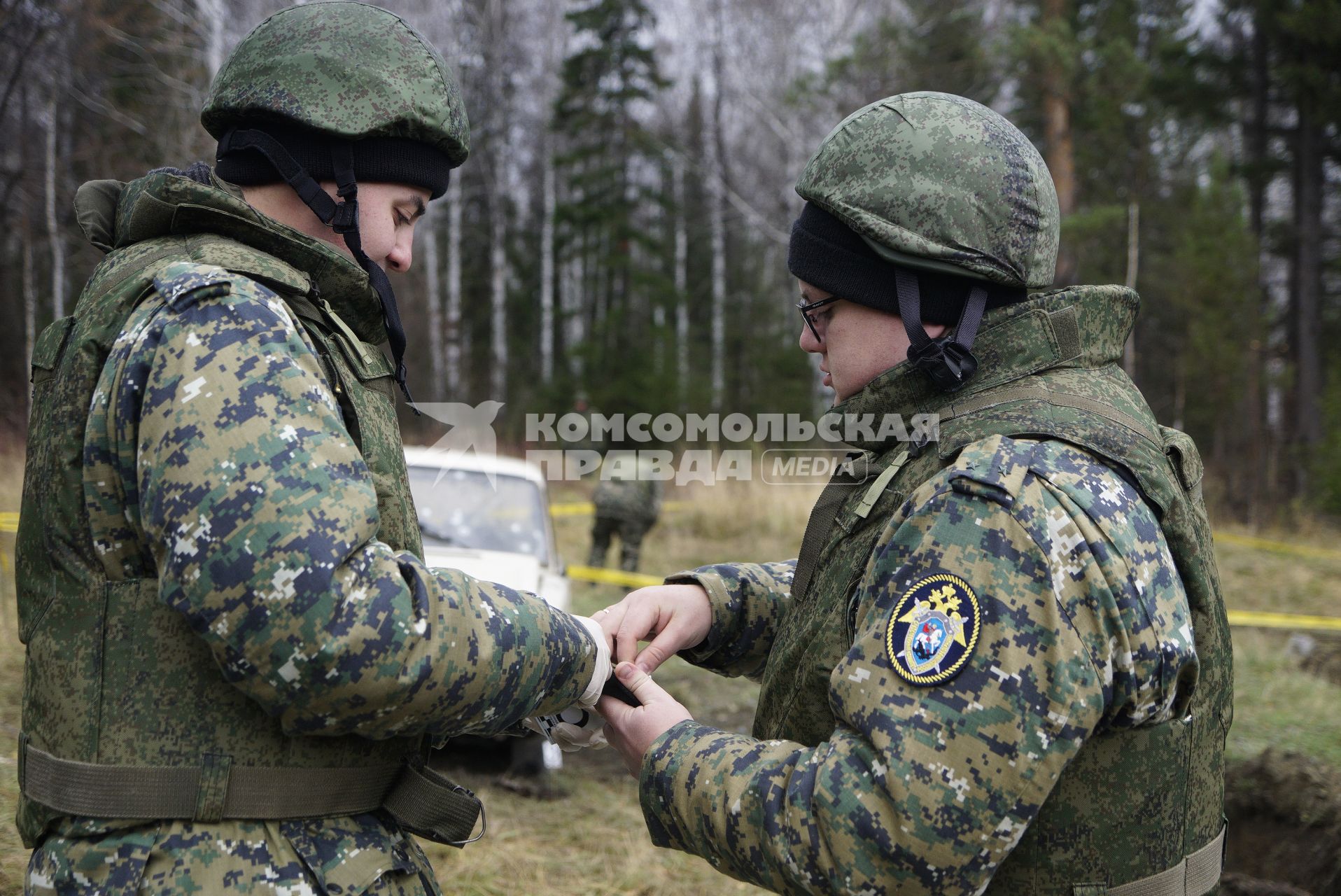 Свердловская область. Криминалисты следственного комитета обследуют взорванный и обстрелянный автомобиль с менекеном, во время учений следователей-криминалистов СУ СК России