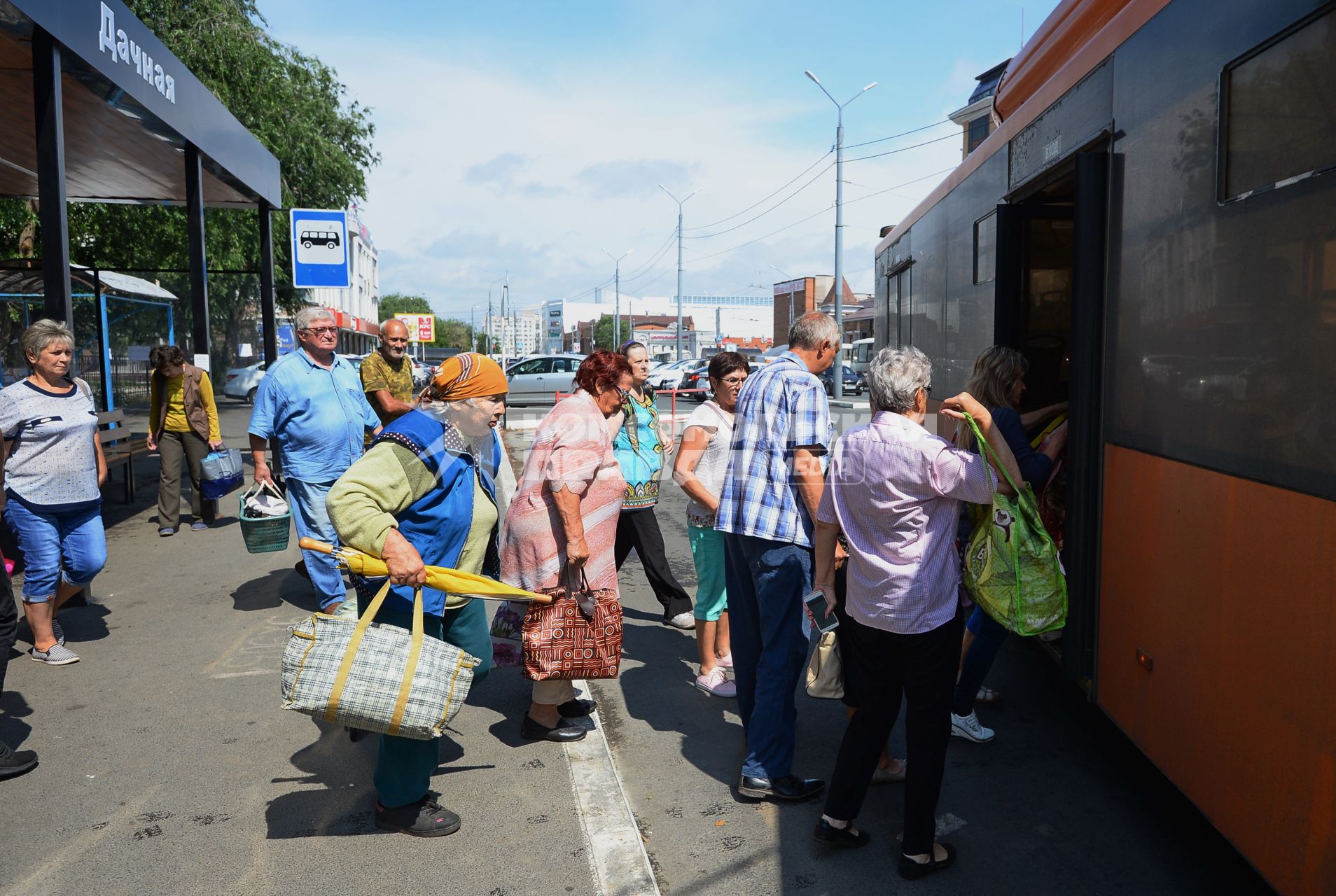 Оренбург. Автобусная остановка.