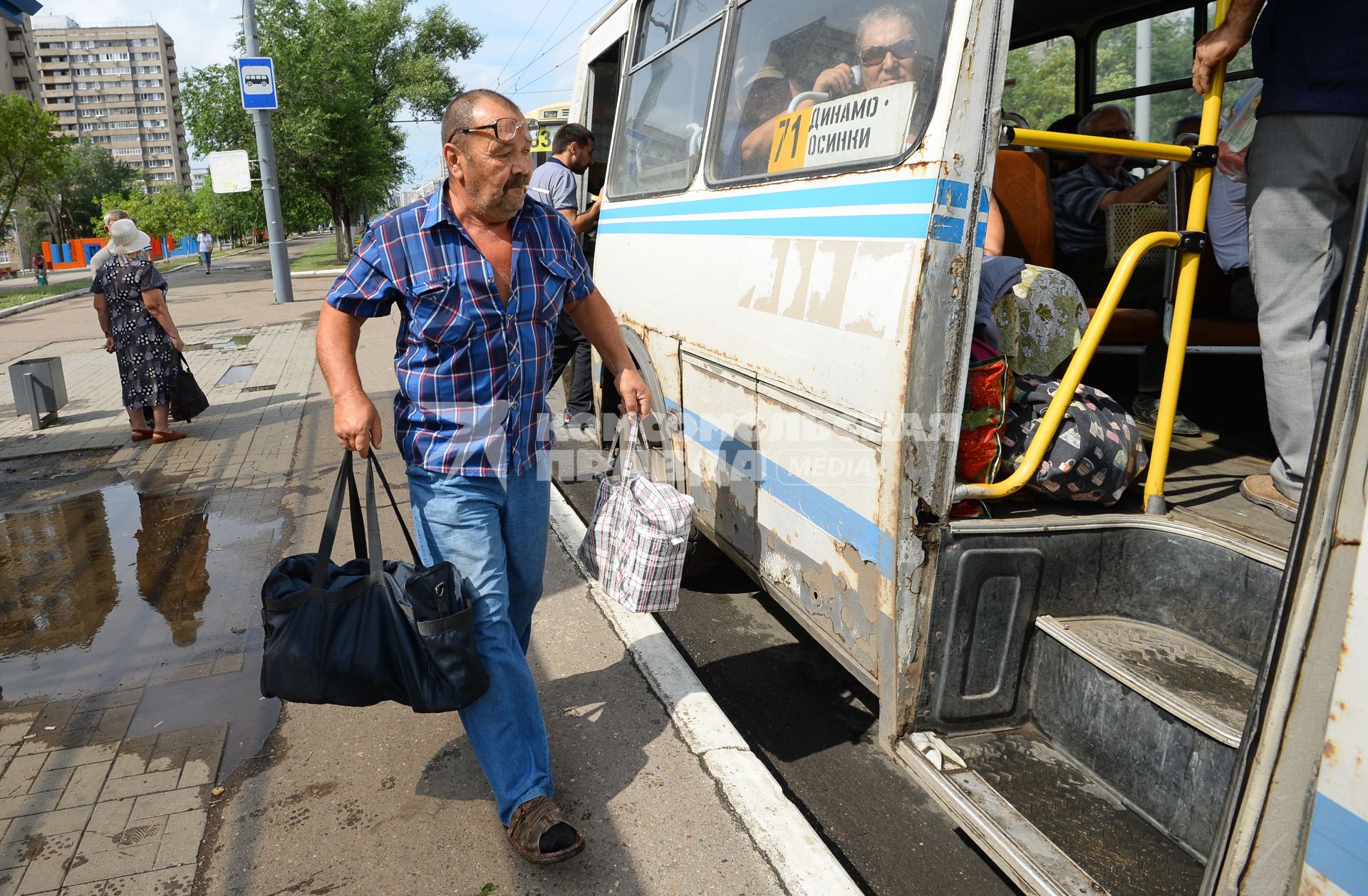 Оренбург. Автобусная остановка.