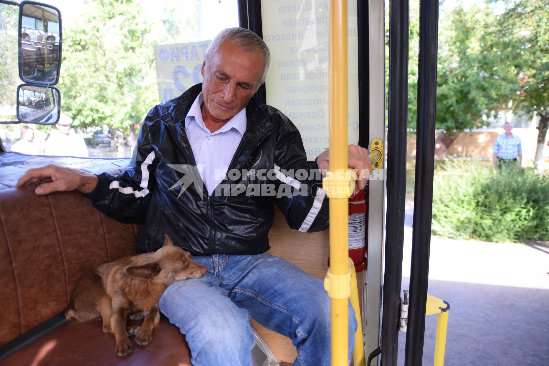 Оренбург. Мужчина с собачкой в автобусе.