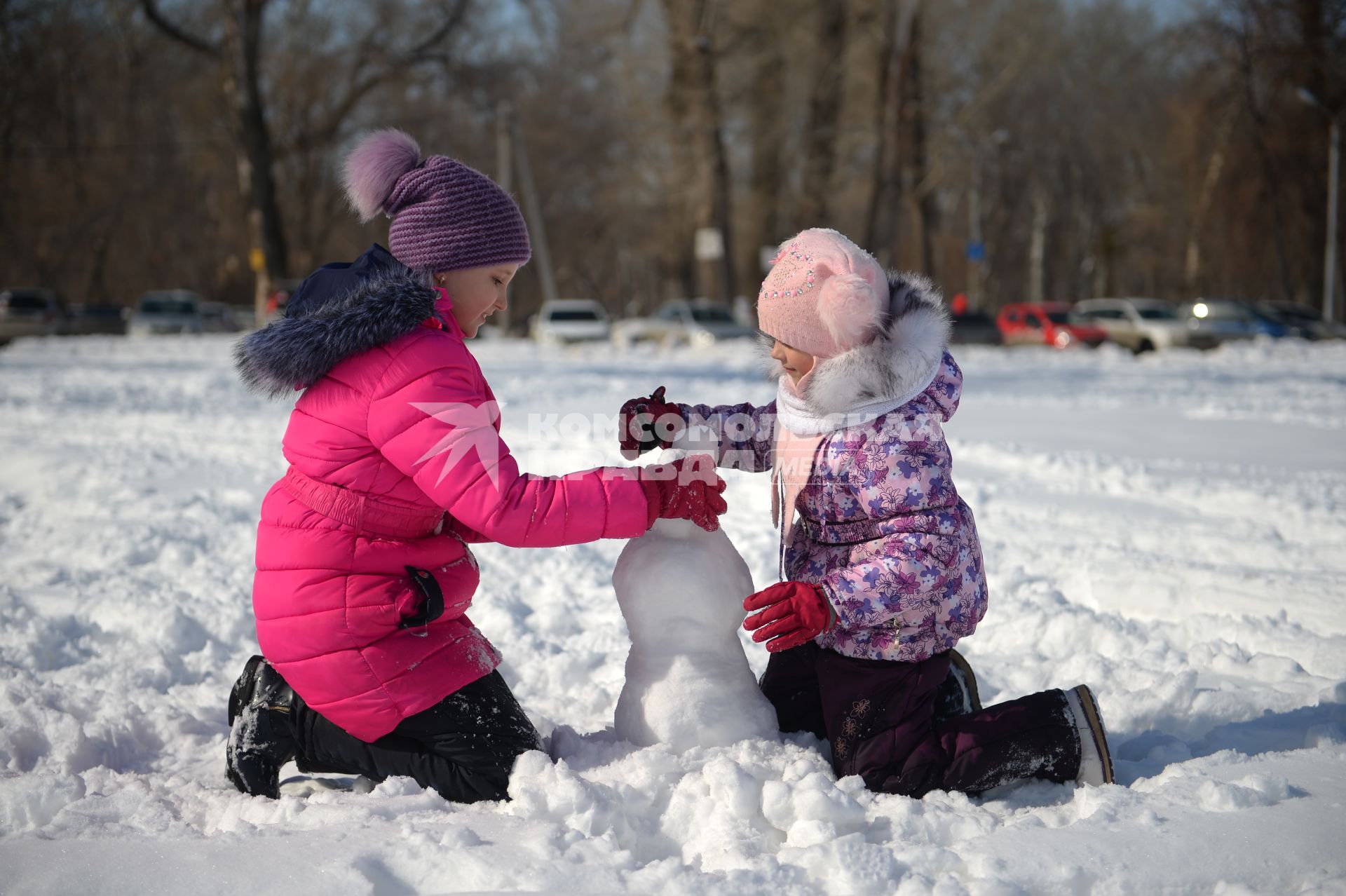 Оренбург. Дети лепят снеговика.