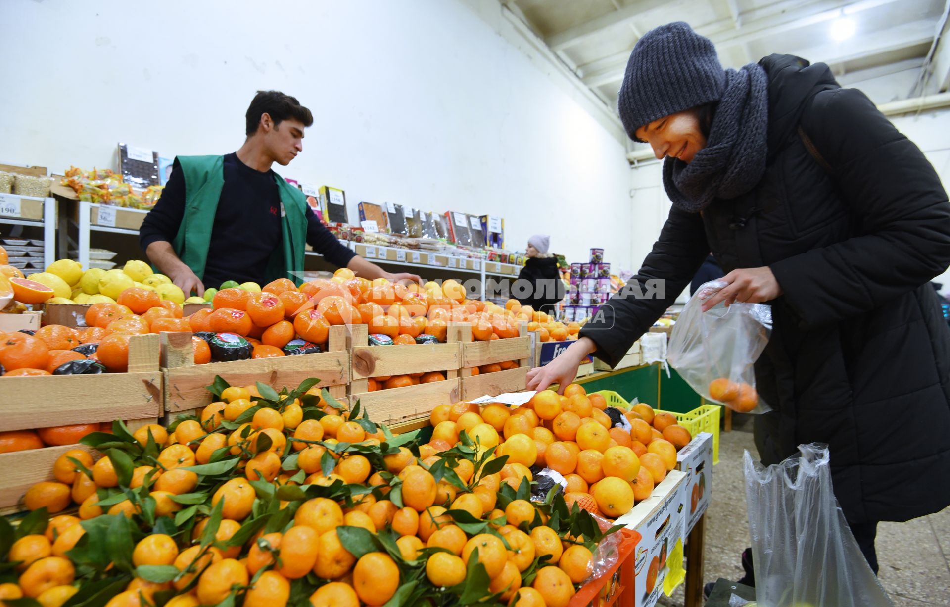 Оренбург. Торговля фруктами в преддверии Нового года.