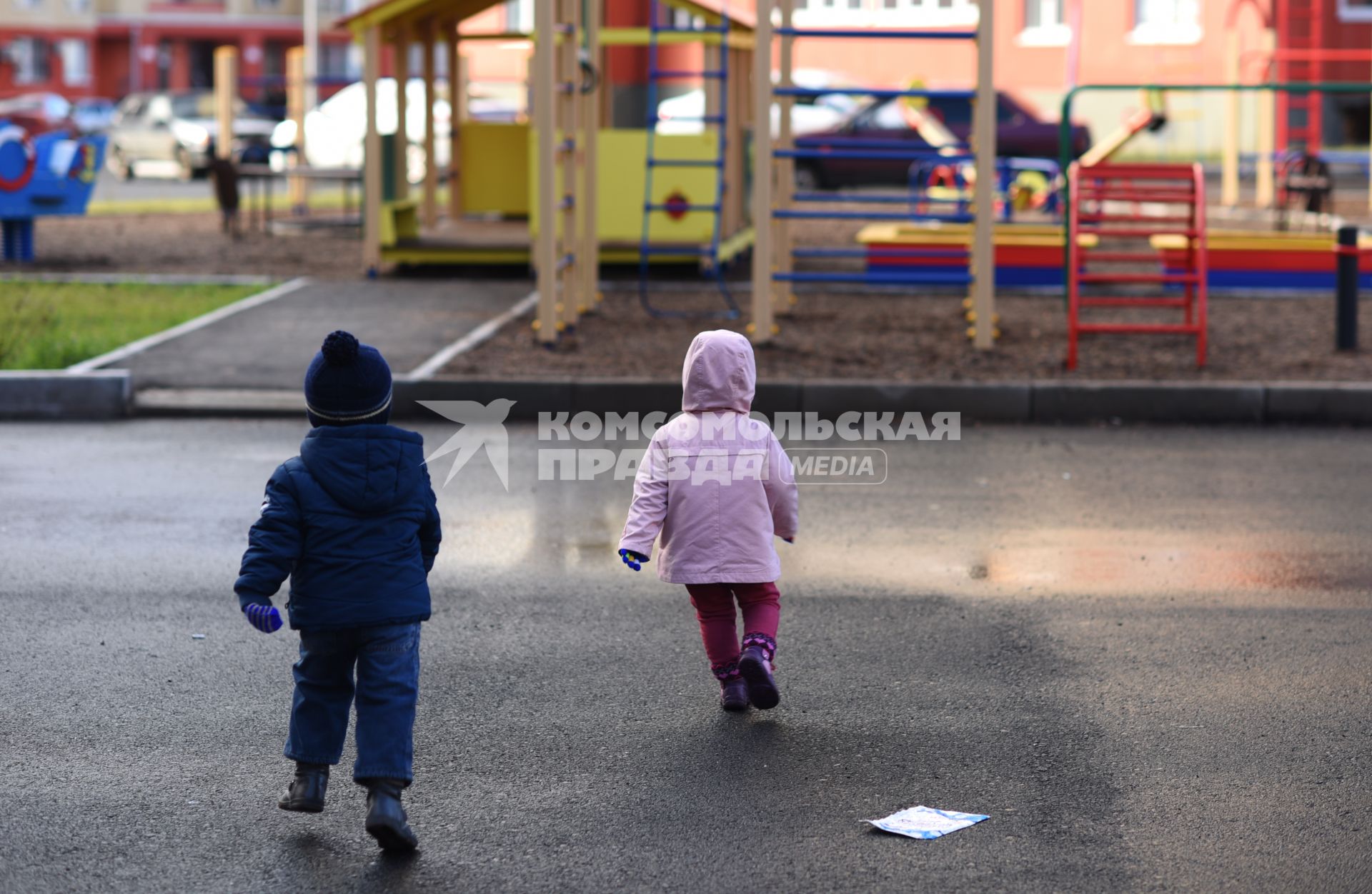 Оренбург. Дети на детской площадке.